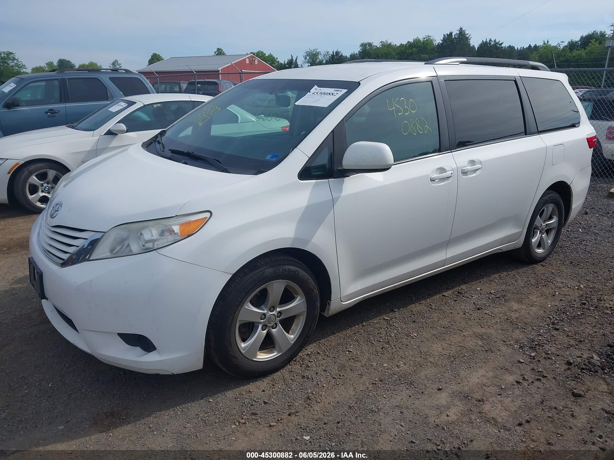 2017 Toyota Sienna Le 8 Passenger White vin: 5TDKZ3DC6HS836439