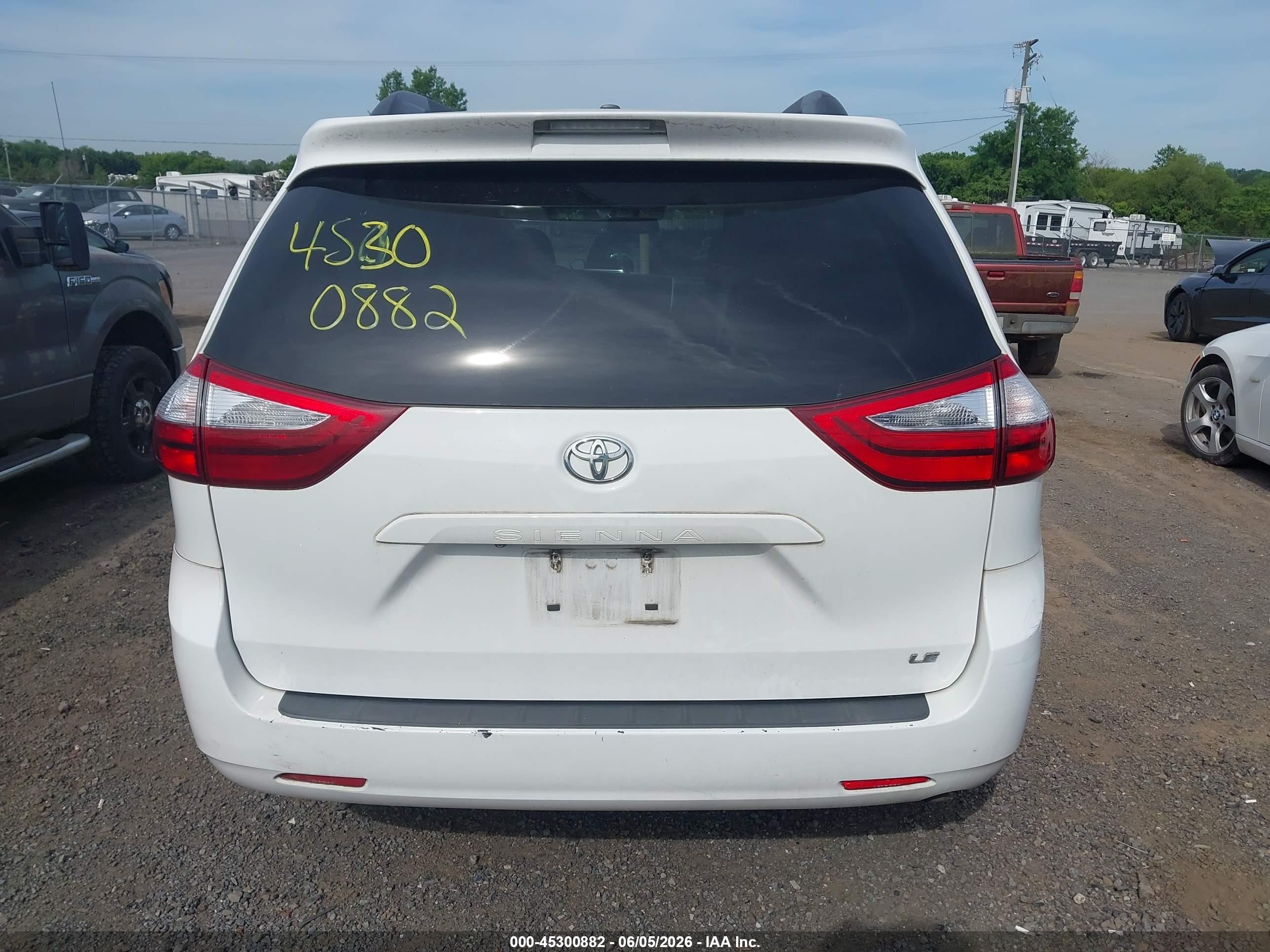 2017 Toyota Sienna Le 8 Passenger White vin: 5TDKZ3DC6HS836439