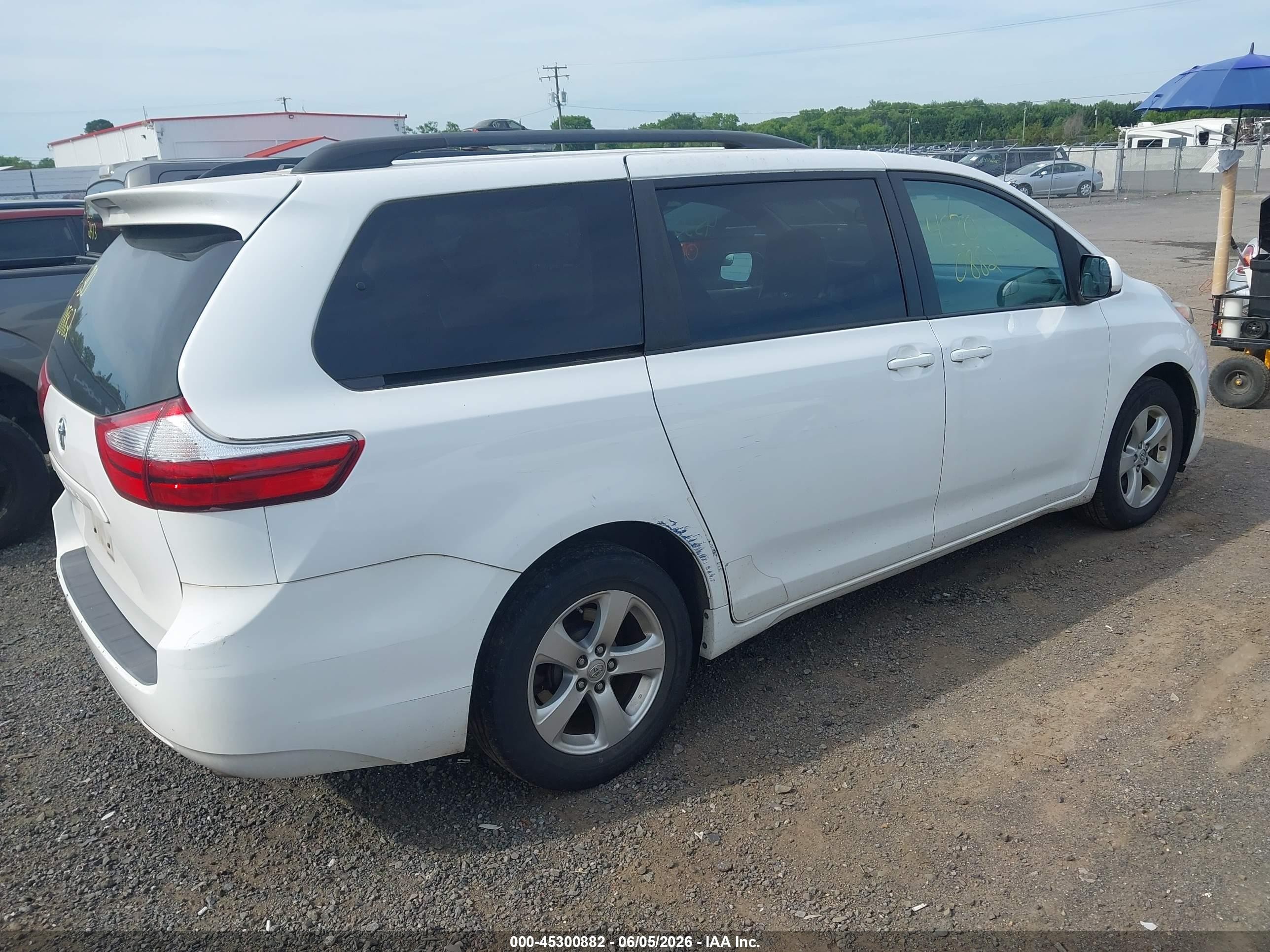 2017 Toyota Sienna Le 8 Passenger White vin: 5TDKZ3DC6HS836439