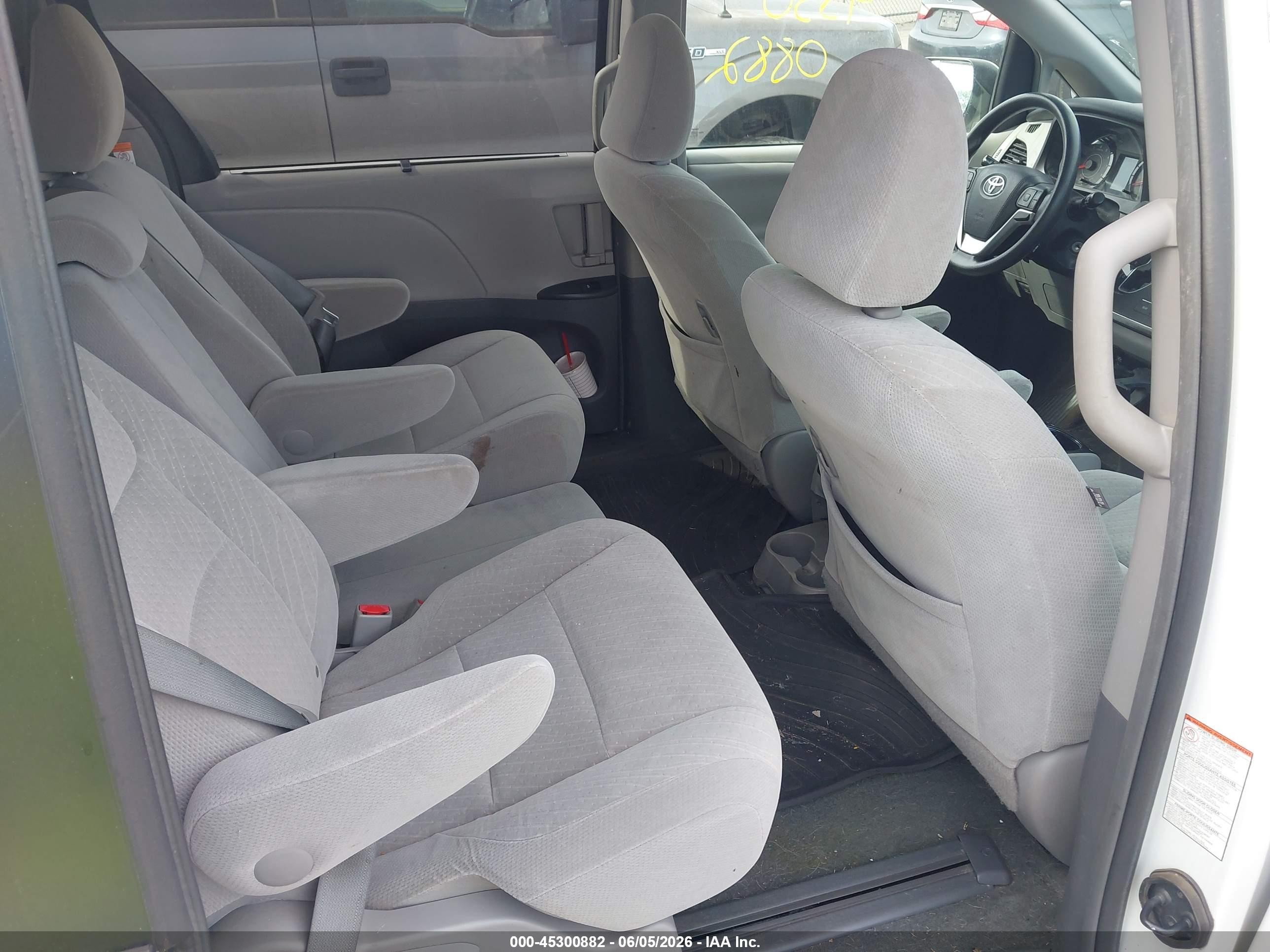 2017 Toyota Sienna Le 8 Passenger White vin: 5TDKZ3DC6HS836439
