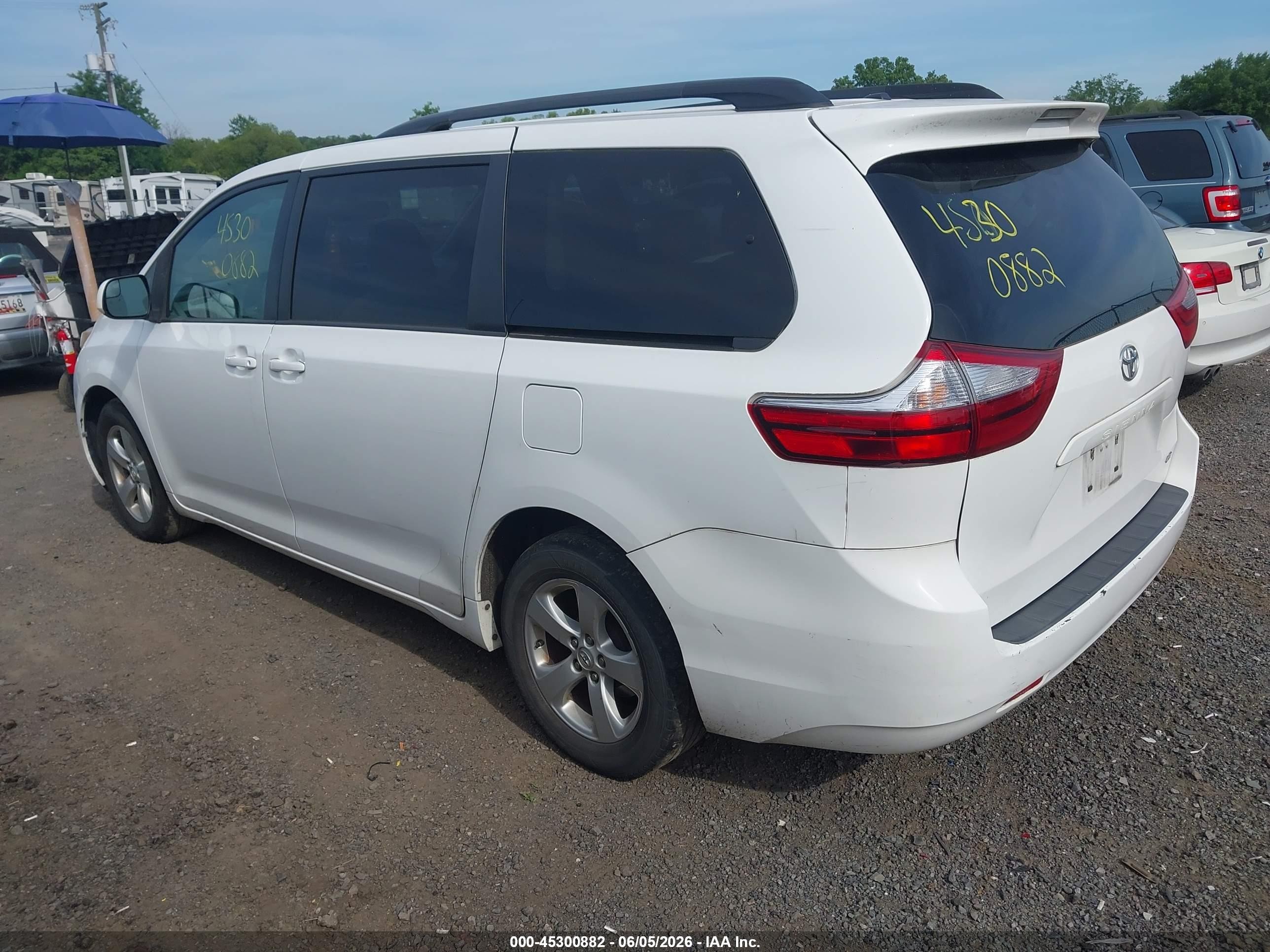 2017 Toyota Sienna Le 8 Passenger White vin: 5TDKZ3DC6HS836439