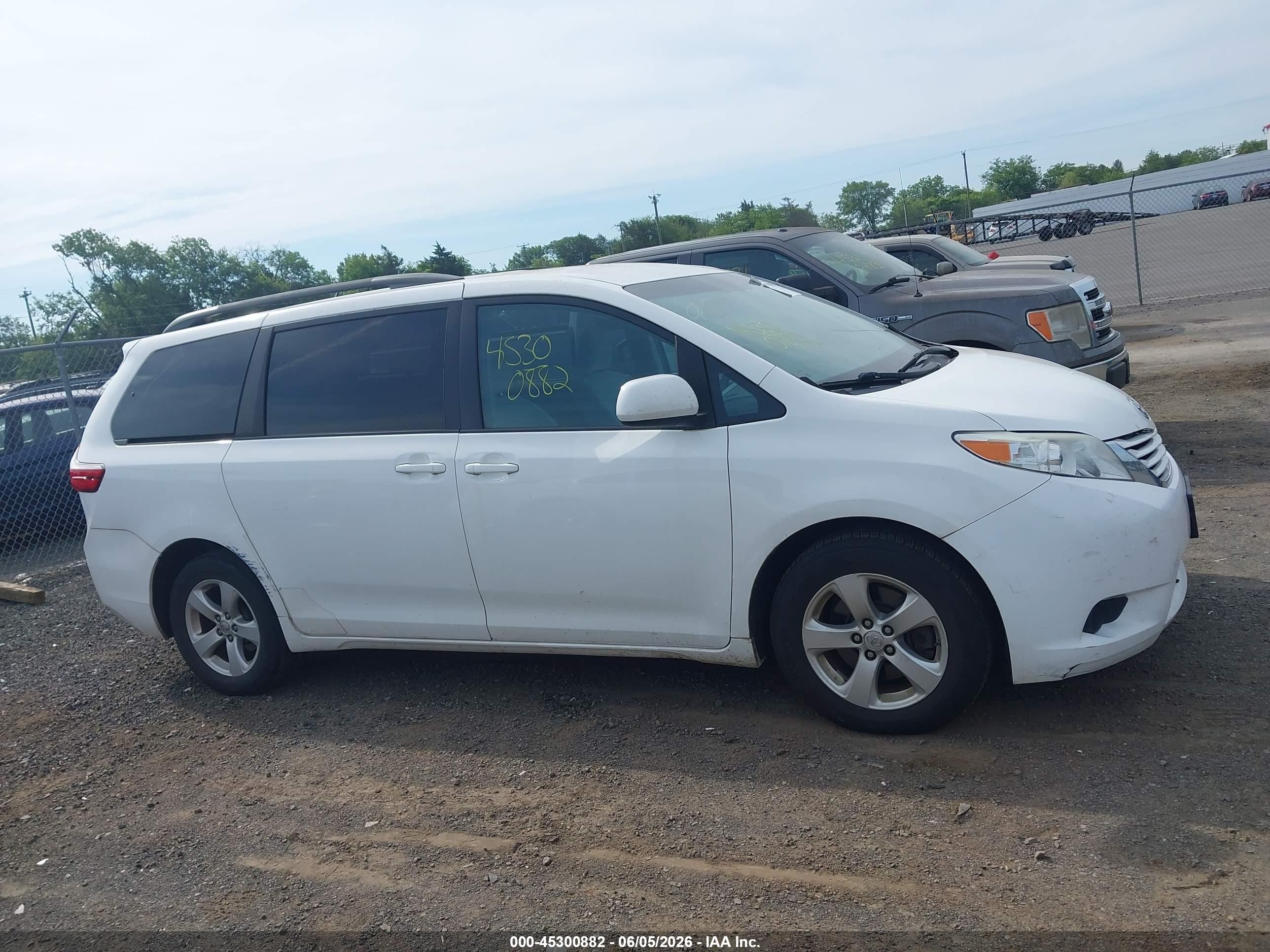 2017 Toyota Sienna Le 8 Passenger White vin: 5TDKZ3DC6HS836439