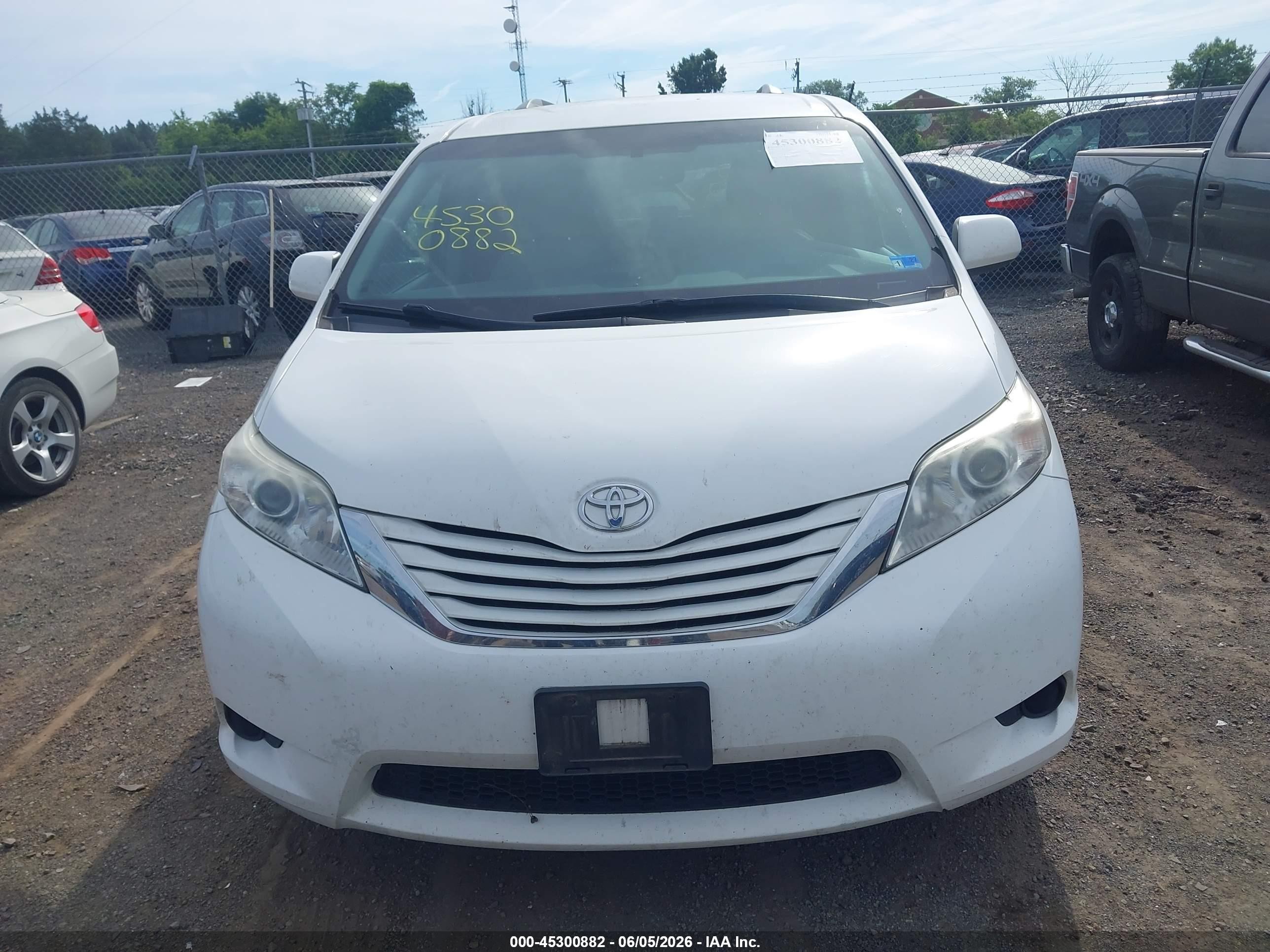 2017 Toyota Sienna Le 8 Passenger White vin: 5TDKZ3DC6HS836439