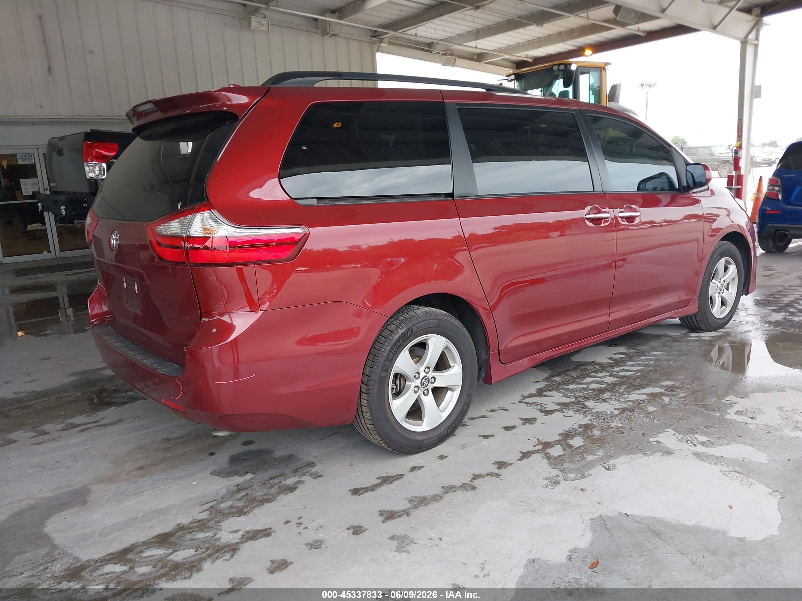 2019 Toyota Sienna Le 8 Passenger Red vin: 5TDKZ3DC6KS973064