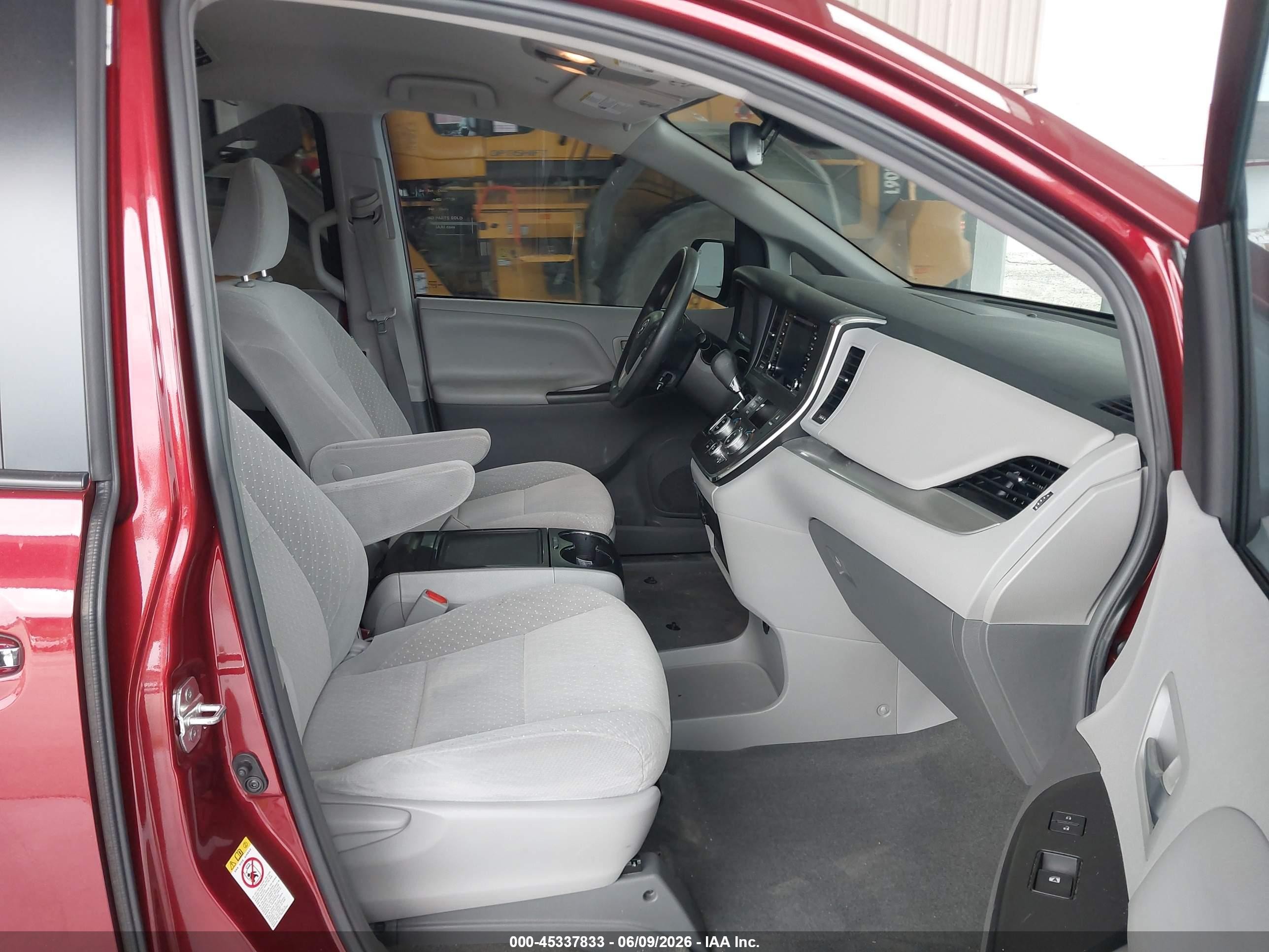 2019 Toyota Sienna Le 8 Passenger Red vin: 5TDKZ3DC6KS973064