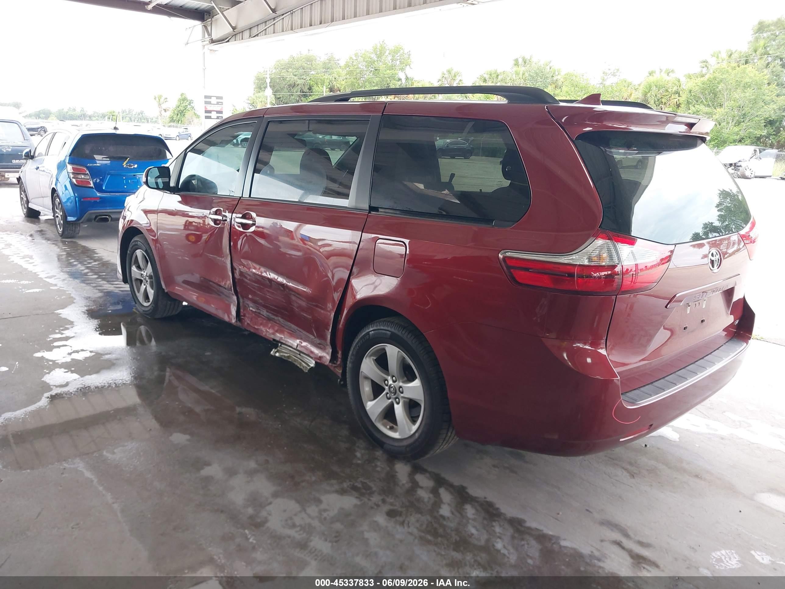 2019 Toyota Sienna Le 8 Passenger Red vin: 5TDKZ3DC6KS973064