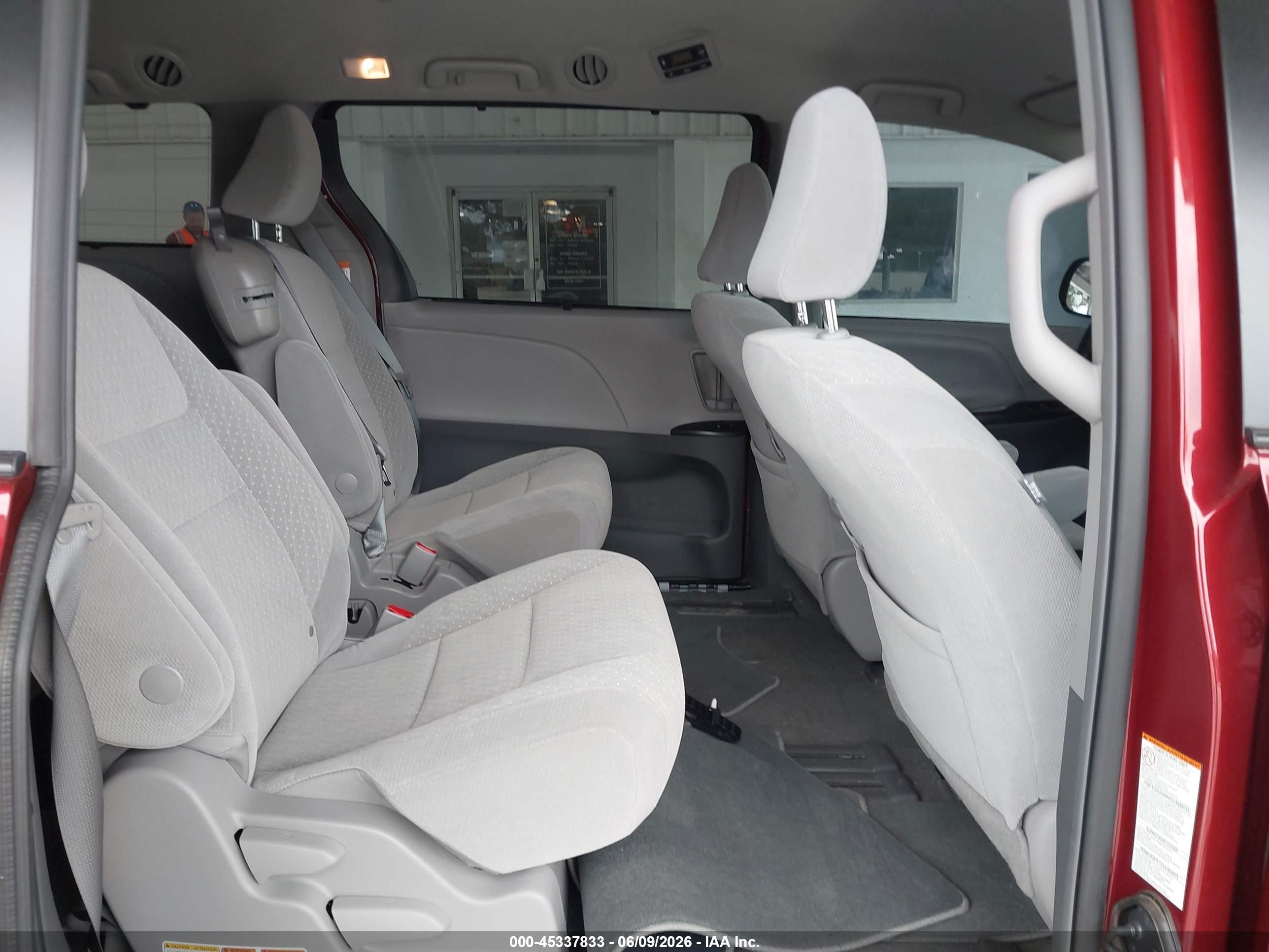 2019 Toyota Sienna Le 8 Passenger Red vin: 5TDKZ3DC6KS973064