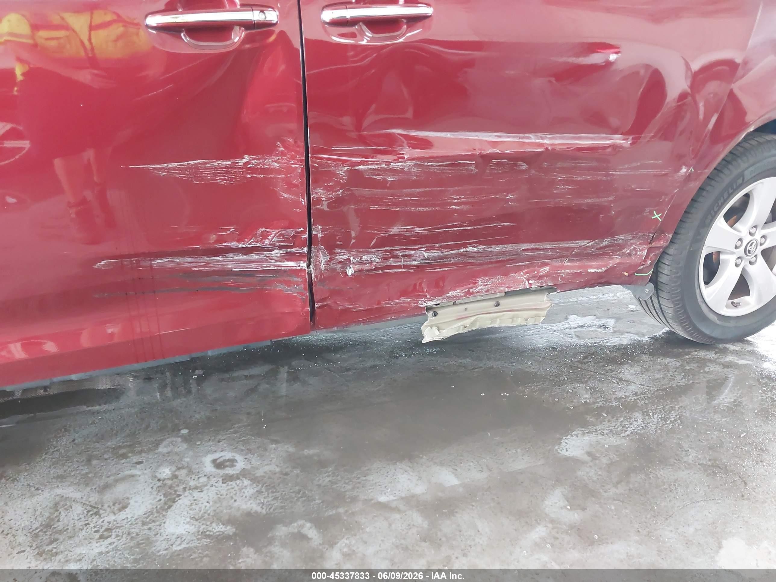 2019 Toyota Sienna Le 8 Passenger Red vin: 5TDKZ3DC6KS973064