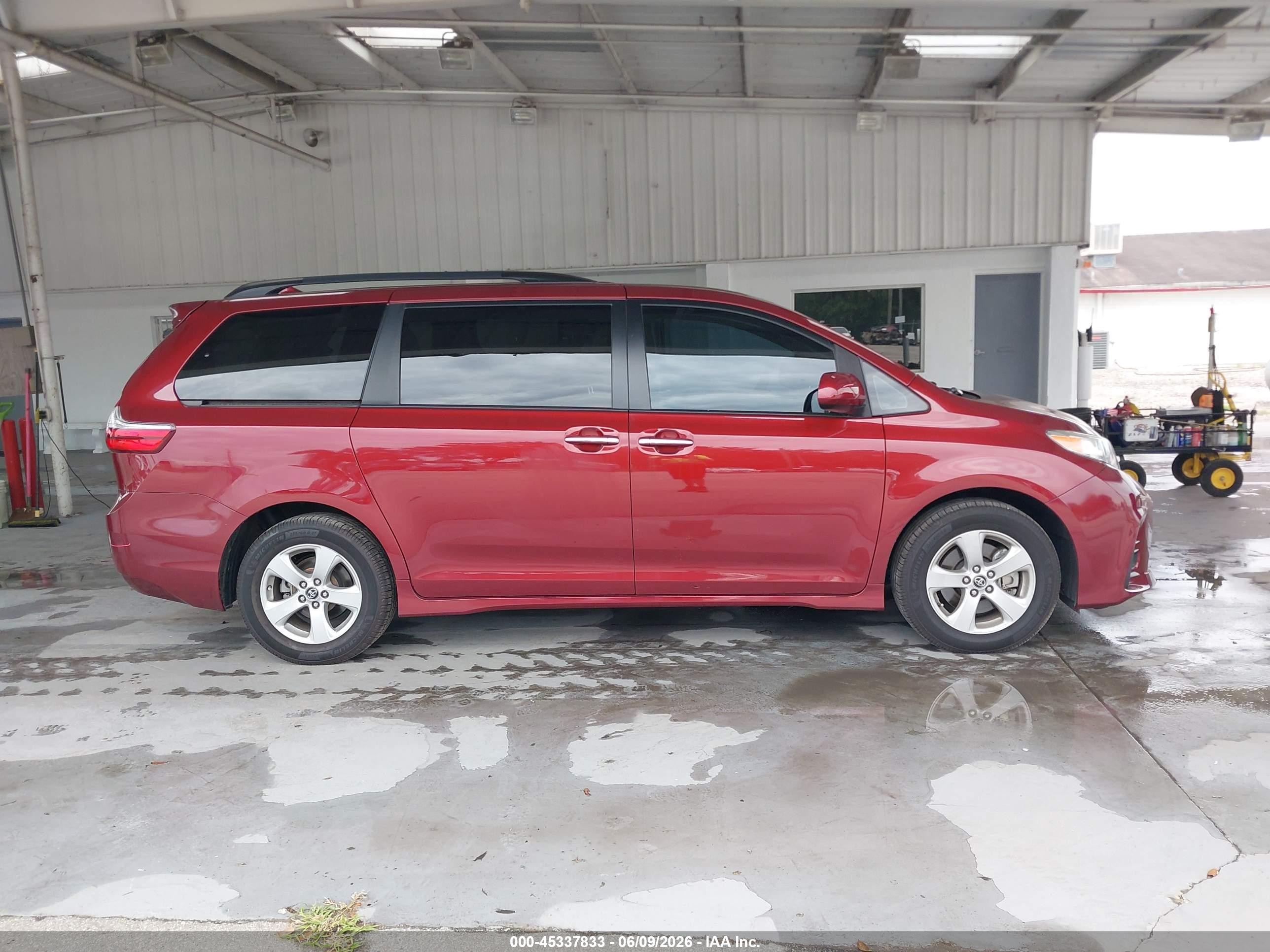 2019 Toyota Sienna Le 8 Passenger Red vin: 5TDKZ3DC6KS973064