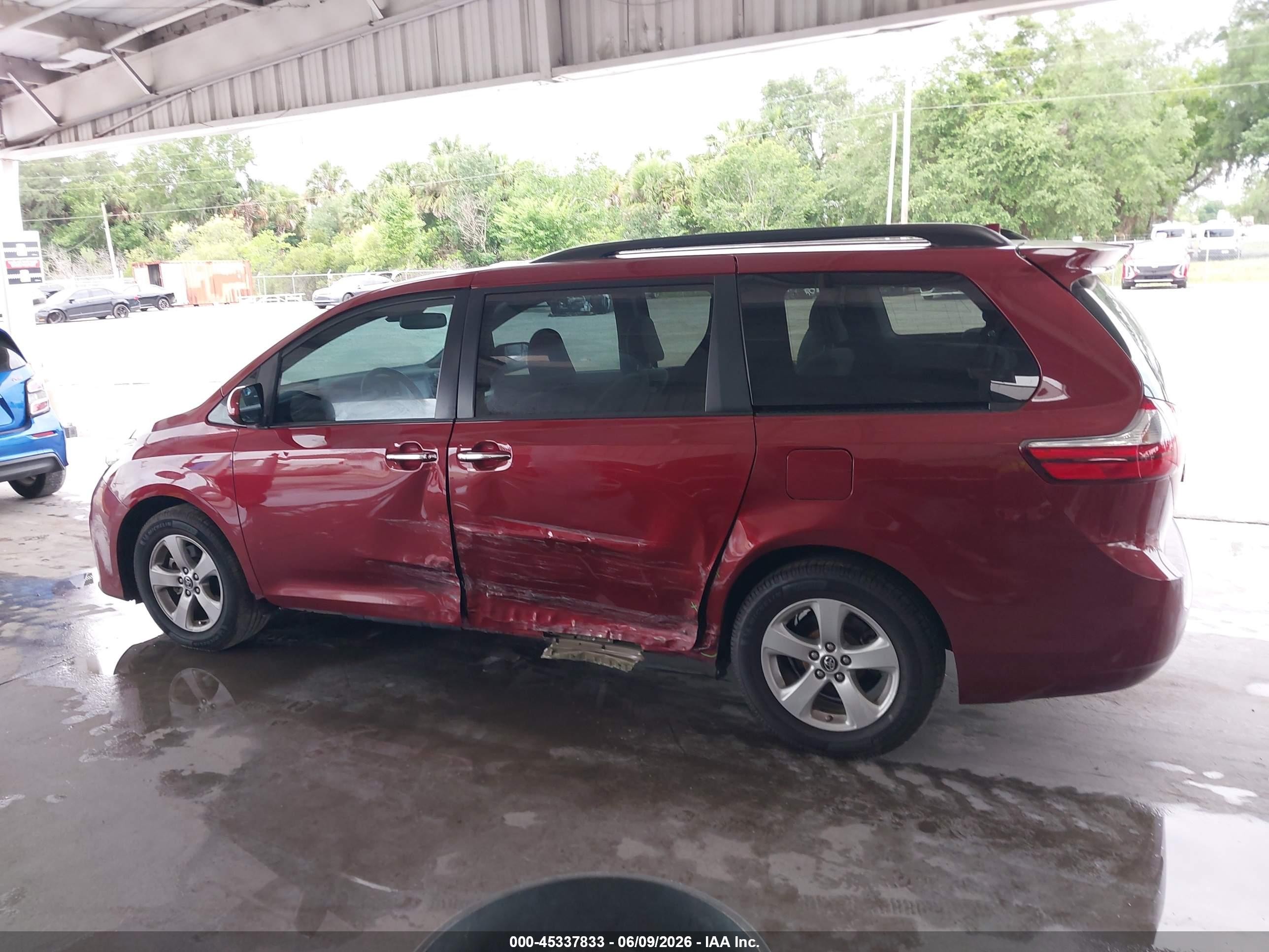 2019 Toyota Sienna Le 8 Passenger Red vin: 5TDKZ3DC6KS973064