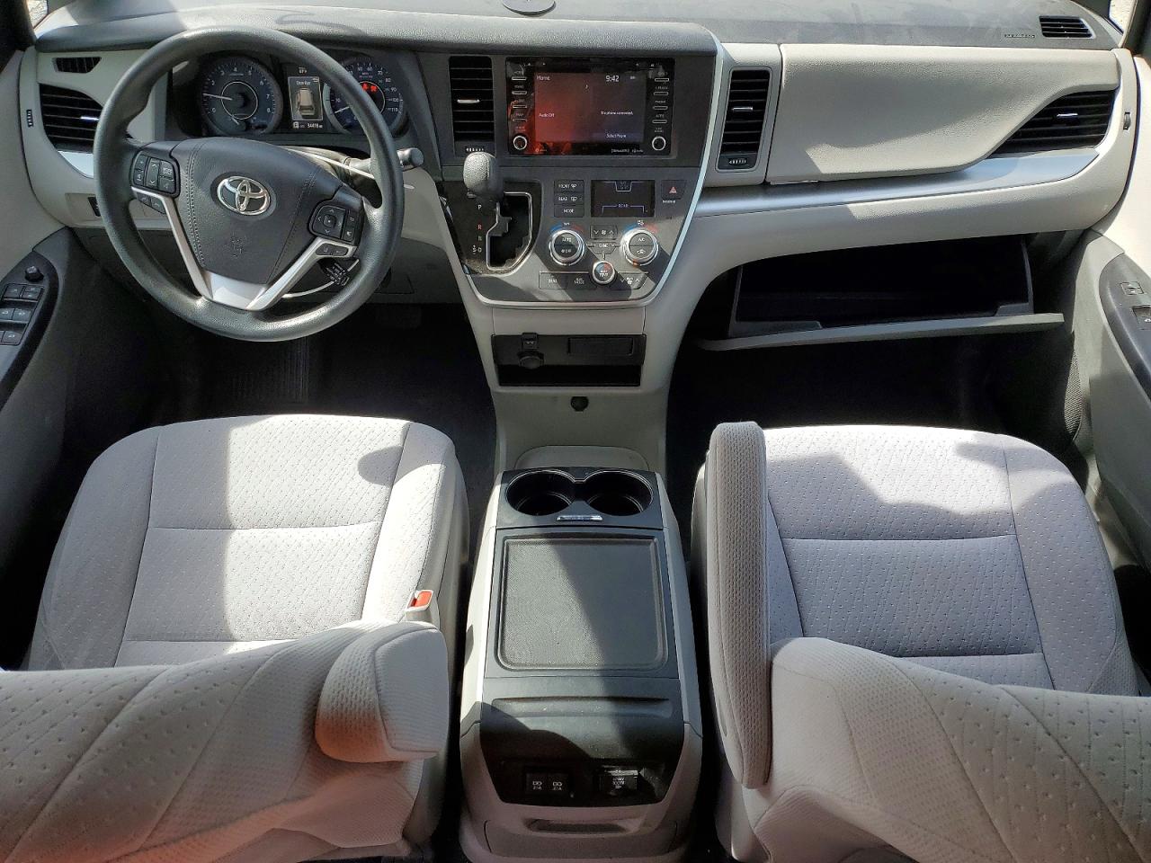 2020 Toyota Sienna Le,ce Серебряный vin: 5TDKZ3DC6LS052755