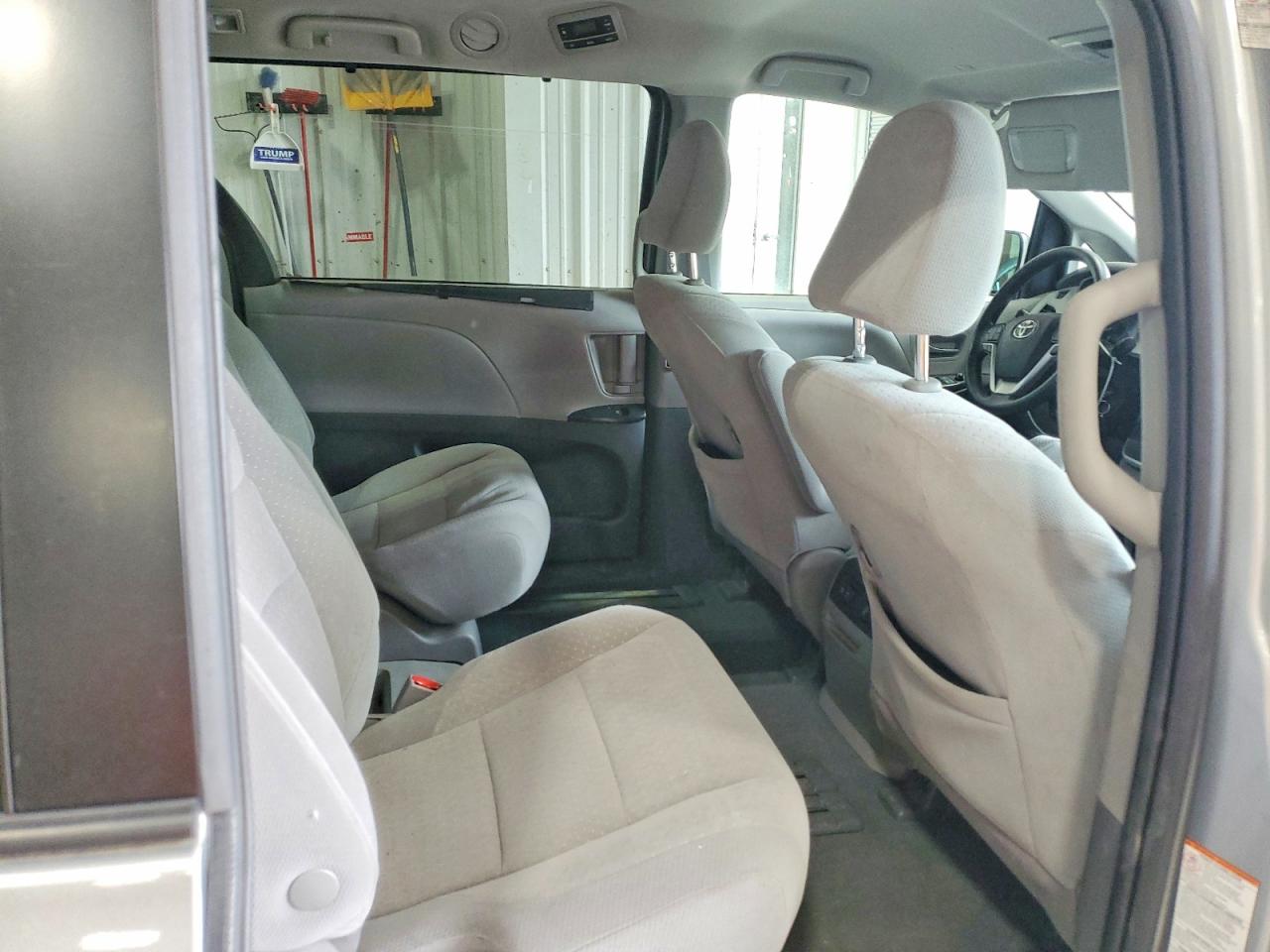2020 Toyota Sienna Le,ce Серебряный vin: 5TDKZ3DC6LS052755