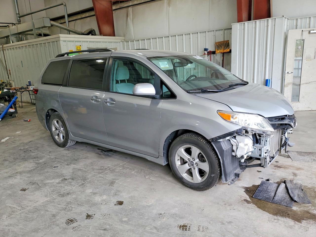 2020 Toyota Sienna Le,ce Серебряный vin: 5TDKZ3DC6LS052755