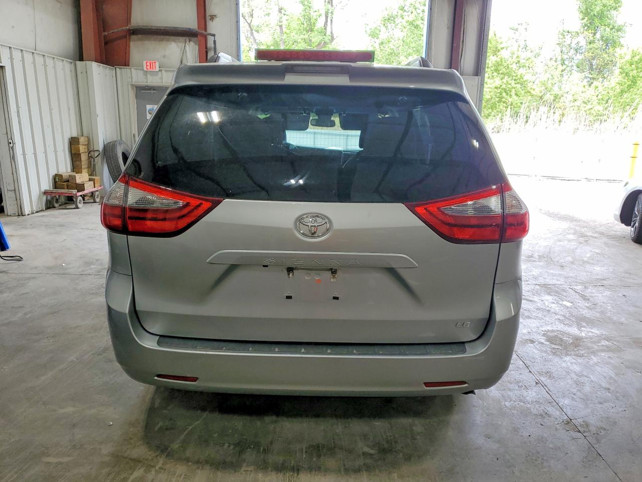 2020 Toyota Sienna Le,ce Серебряный vin: 5TDKZ3DC6LS052755