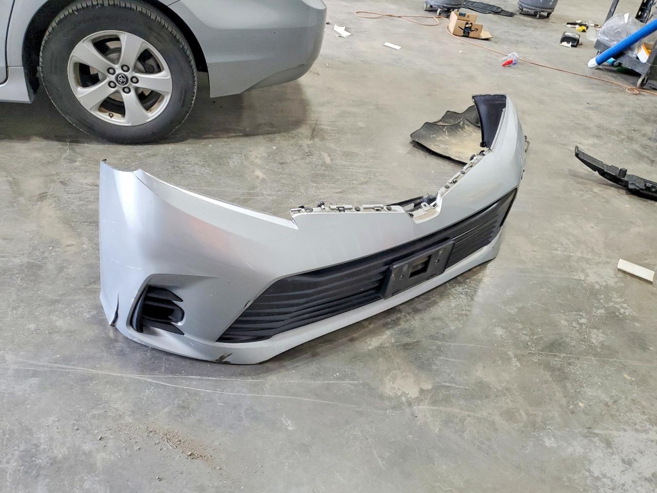 2020 Toyota Sienna Le,ce Серебряный vin: 5TDKZ3DC6LS052755