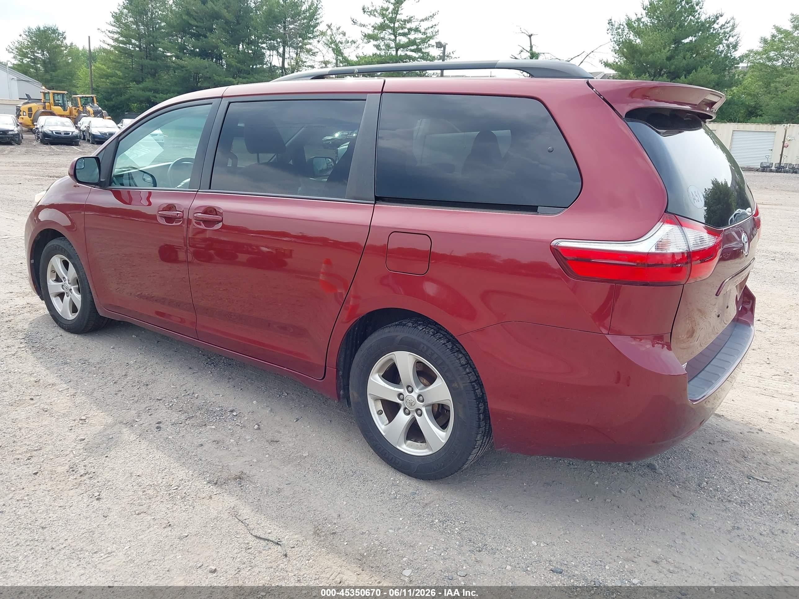 2017 Toyota Sienna Le 8 Passenger Red vin: 5TDKZ3DC9HS876692