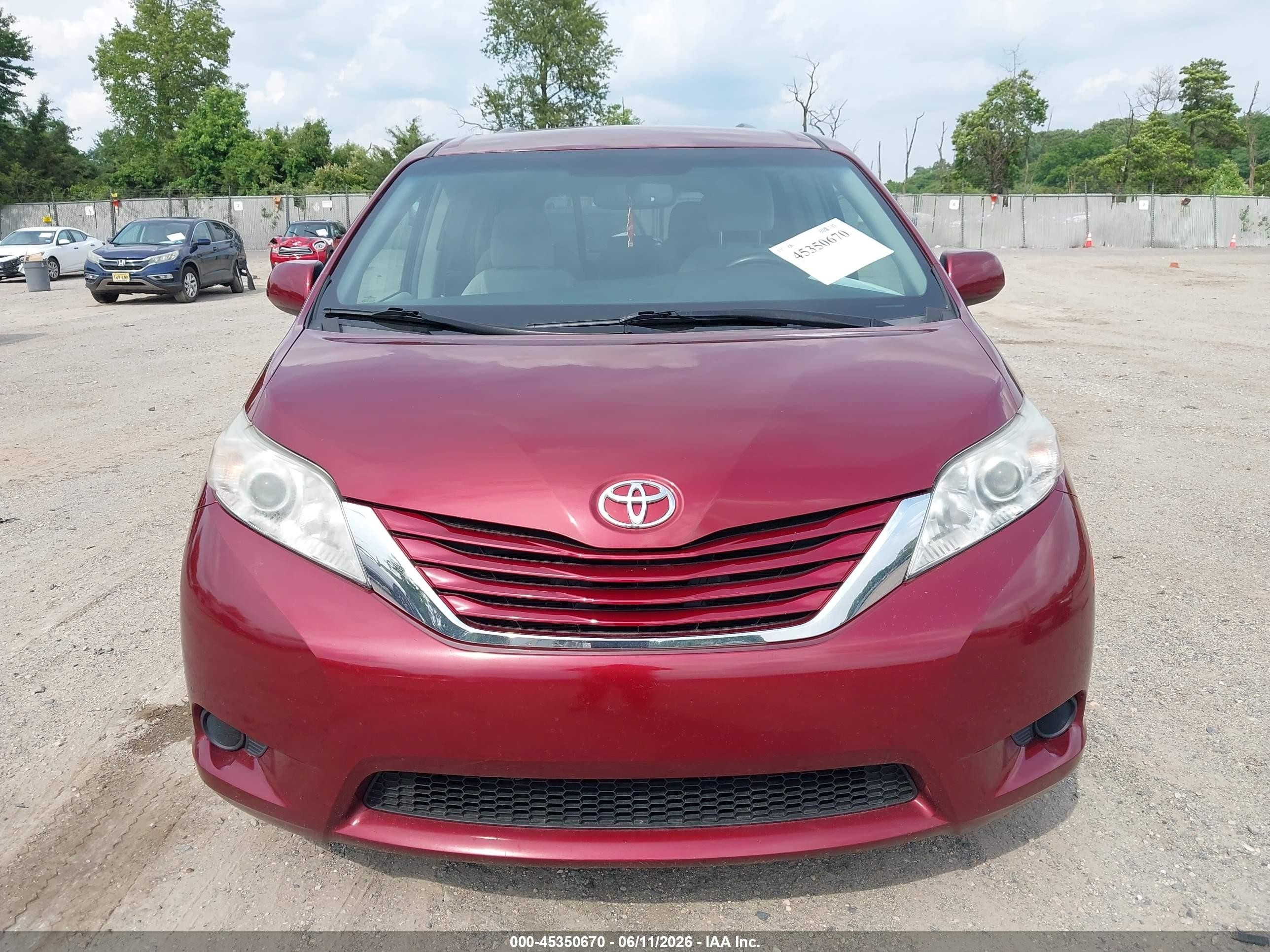 2017 Toyota Sienna Le 8 Passenger Red vin: 5TDKZ3DC9HS876692