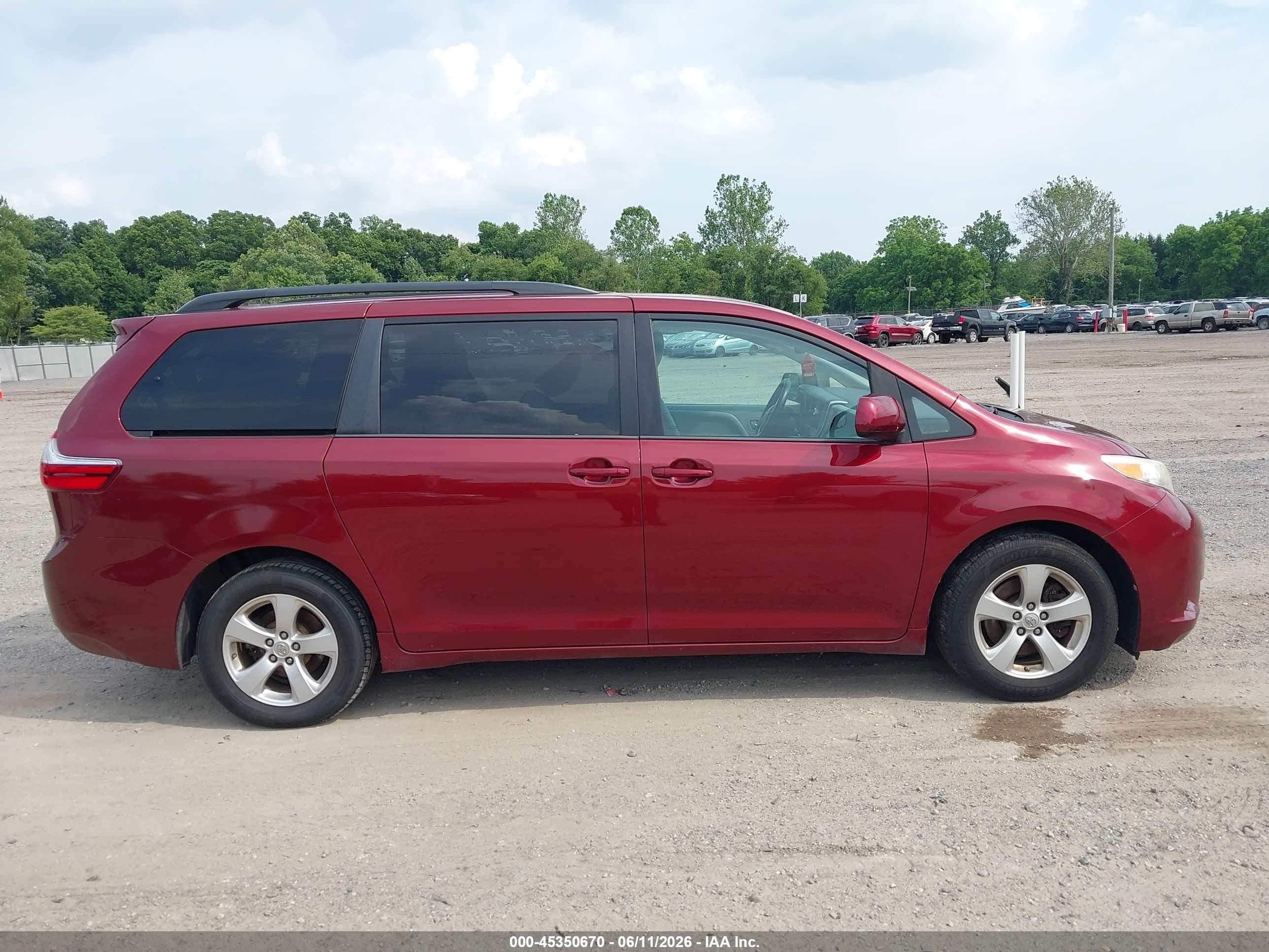 2017 Toyota Sienna Le 8 Passenger Red vin: 5TDKZ3DC9HS876692