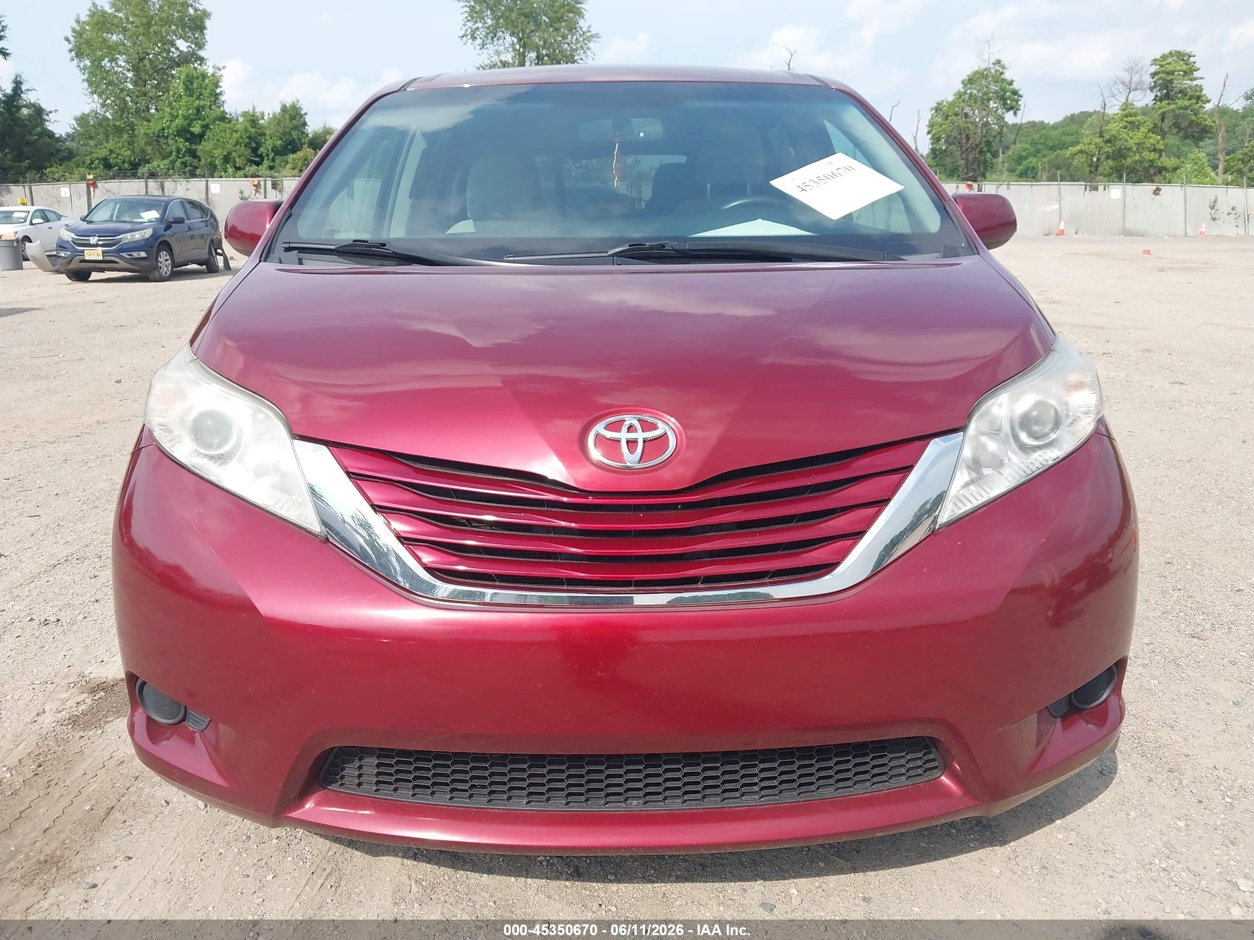 2017 Toyota Sienna Le 8 Passenger Red vin: 5TDKZ3DC9HS876692