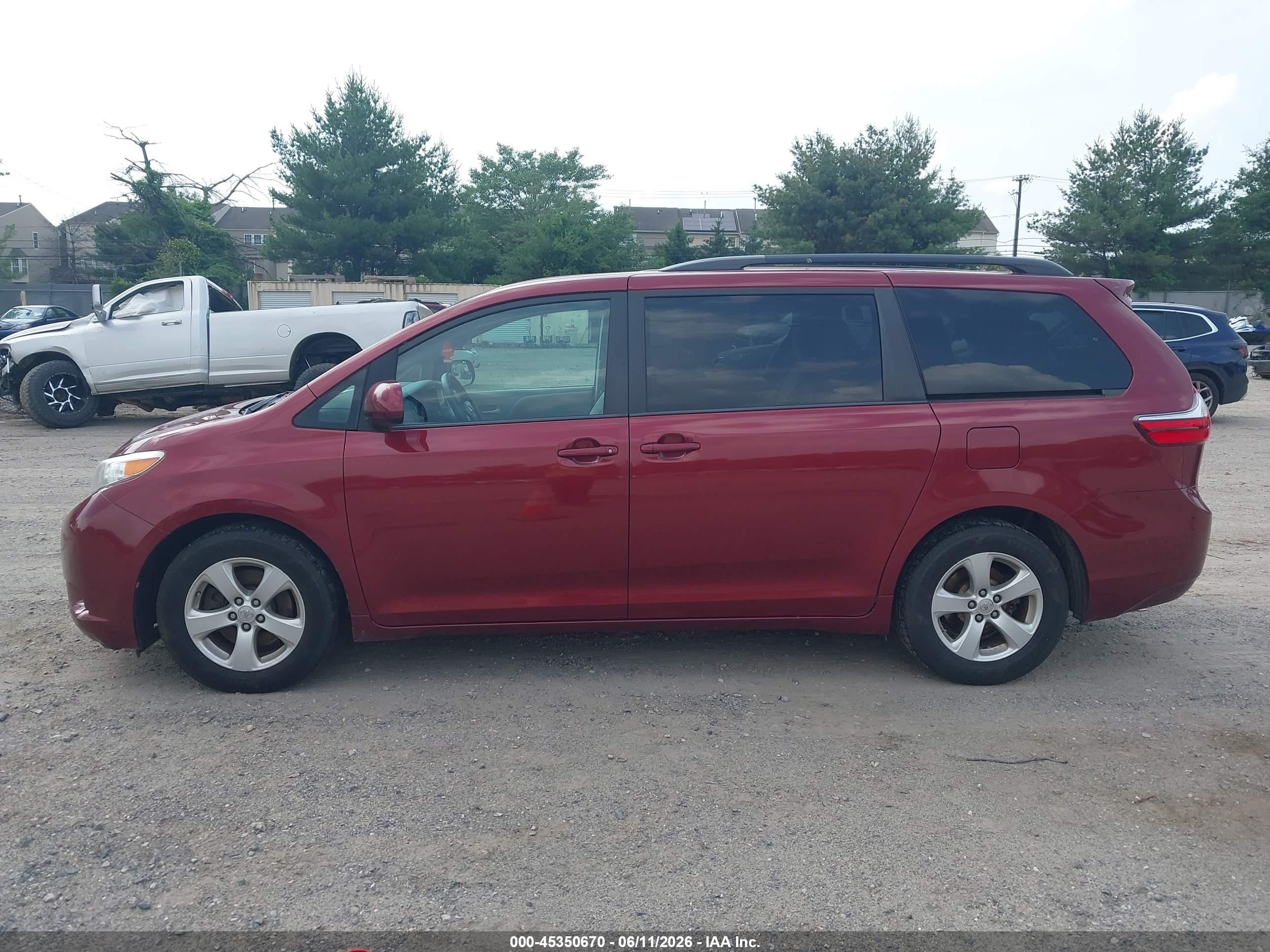 2017 Toyota Sienna Le 8 Passenger Red vin: 5TDKZ3DC9HS876692