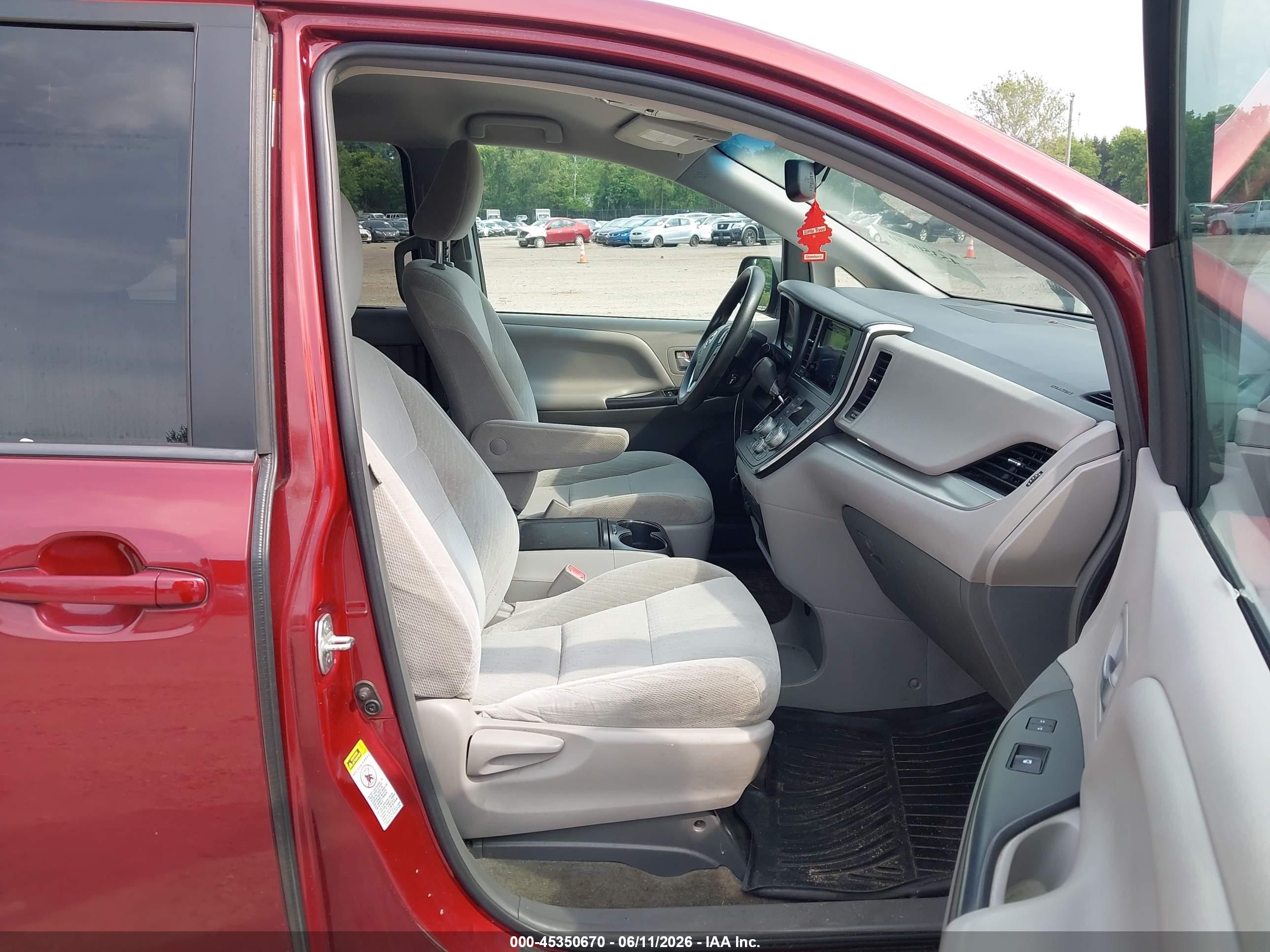 2017 Toyota Sienna Le 8 Passenger Red vin: 5TDKZ3DC9HS876692