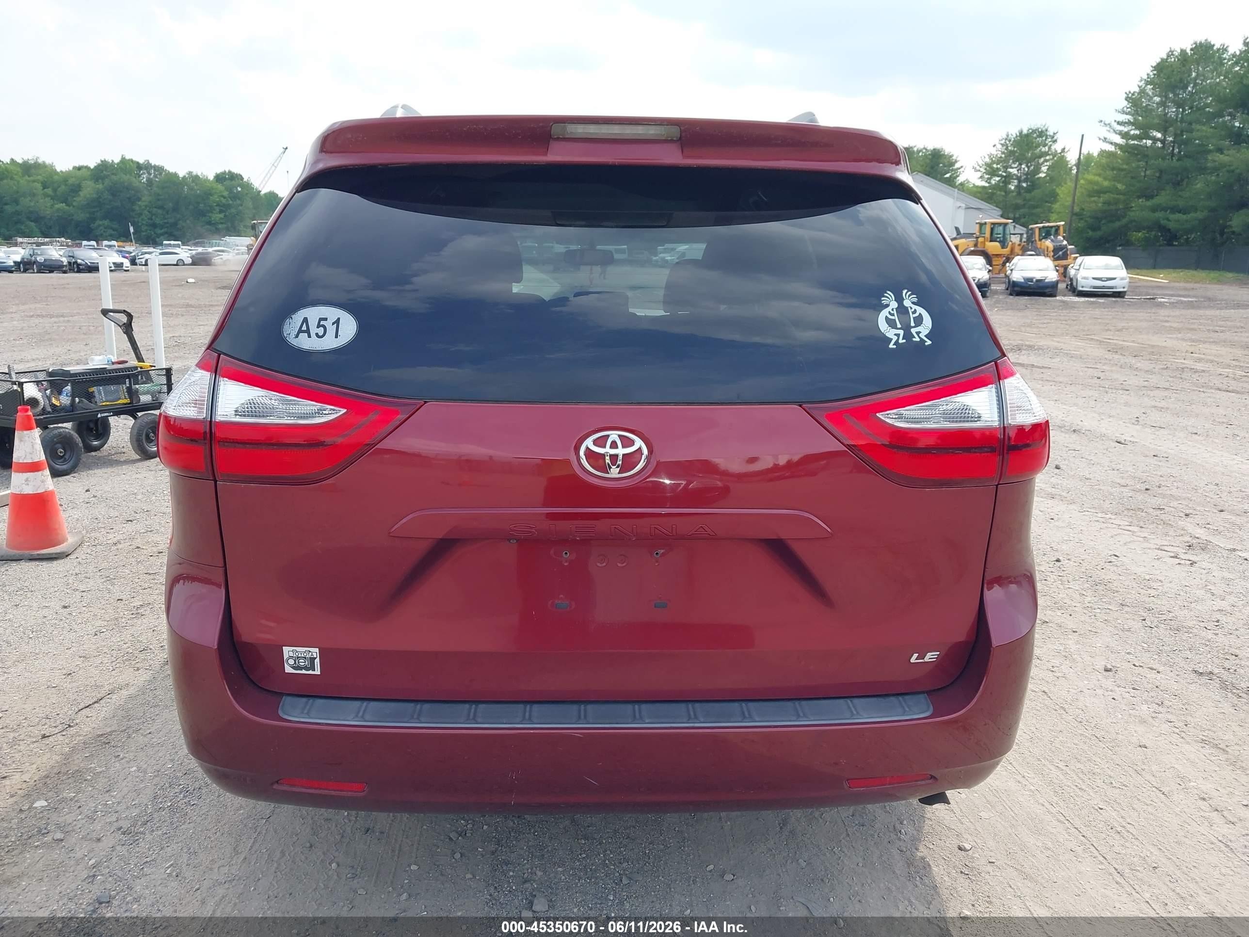 2017 Toyota Sienna Le 8 Passenger Red vin: 5TDKZ3DC9HS876692