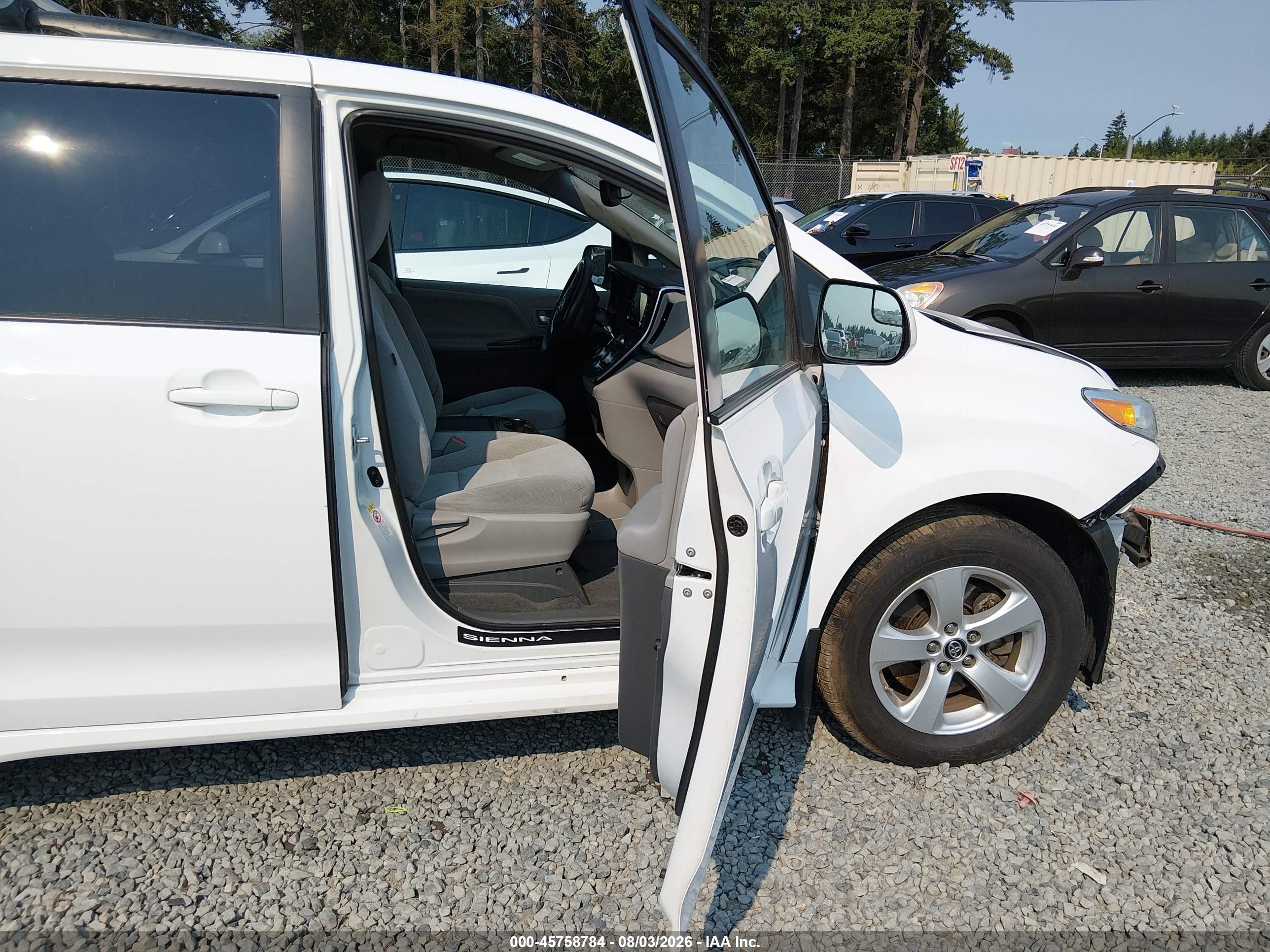 2018 Toyota Sienna Le 8-passenger White vin: 5TDKZ3DCXJS947338