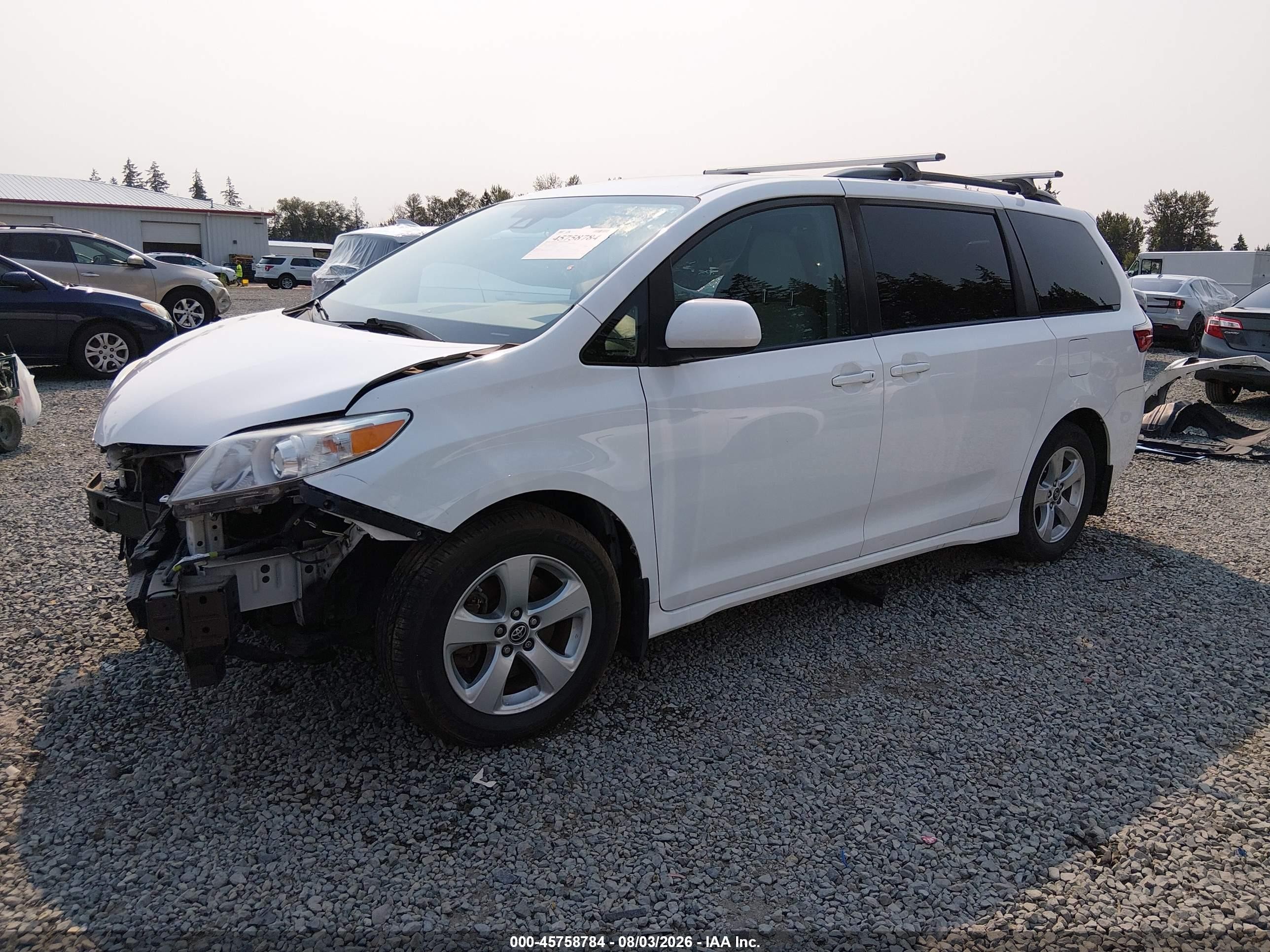 2018 Toyota Sienna Le 8-passenger White vin: 5TDKZ3DCXJS947338