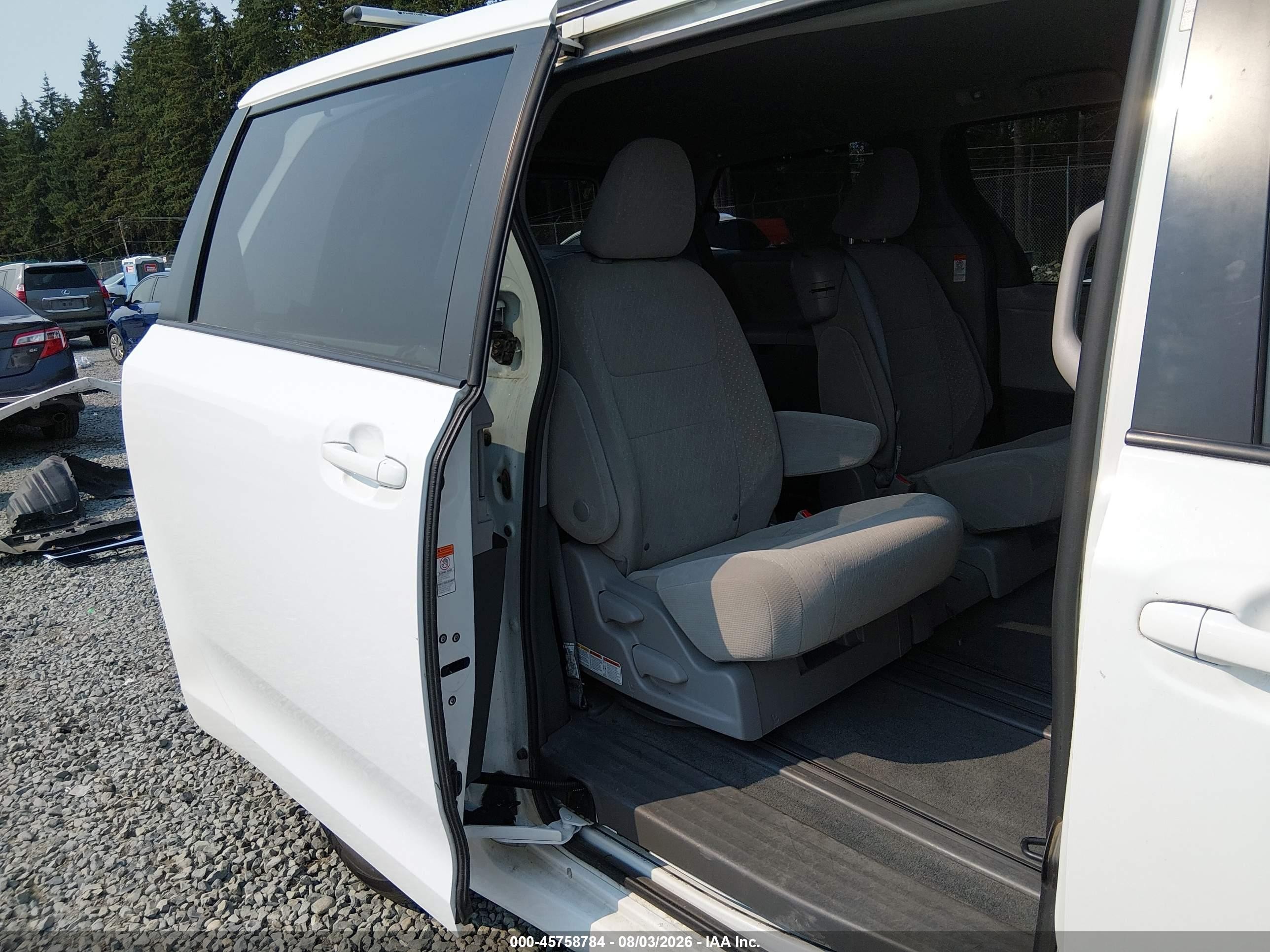 2018 Toyota Sienna Le 8-passenger White vin: 5TDKZ3DCXJS947338