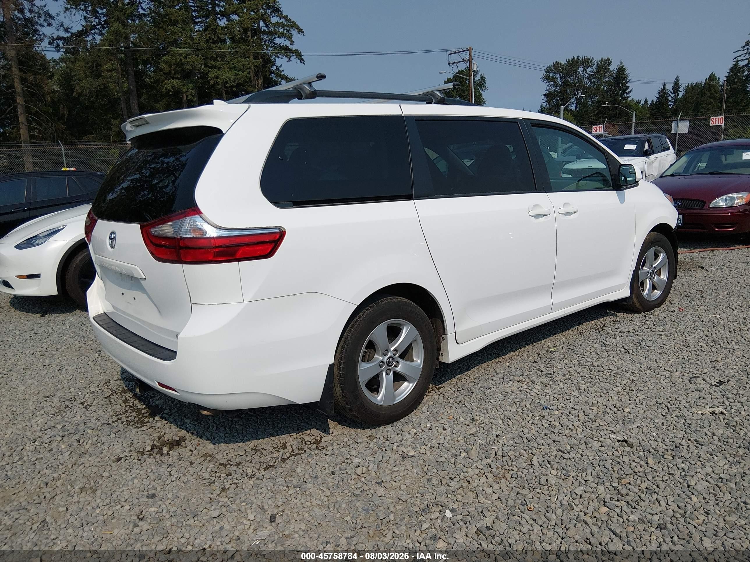 2018 Toyota Sienna Le 8-passenger White vin: 5TDKZ3DCXJS947338