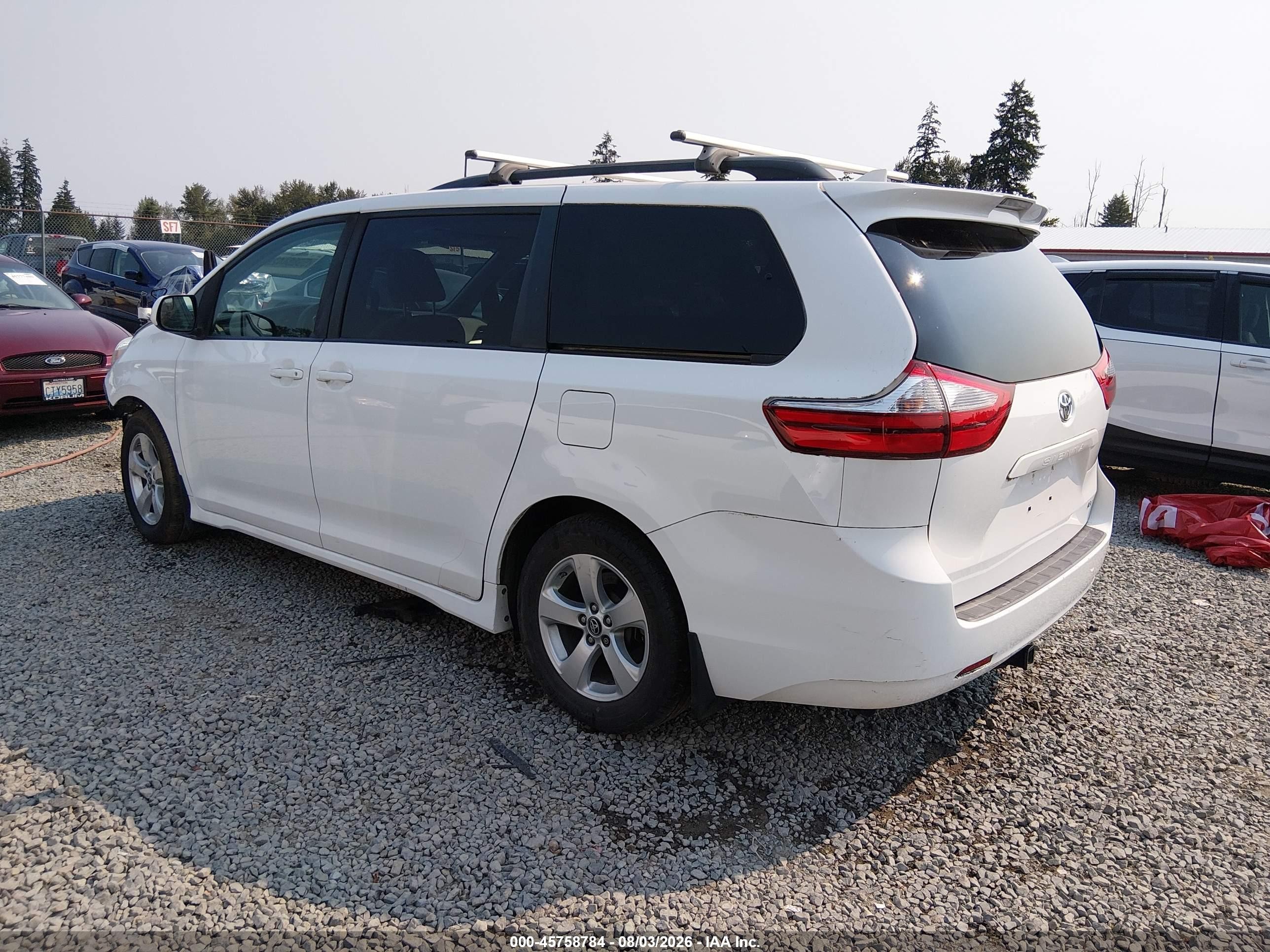 2018 Toyota Sienna Le 8-passenger White vin: 5TDKZ3DCXJS947338