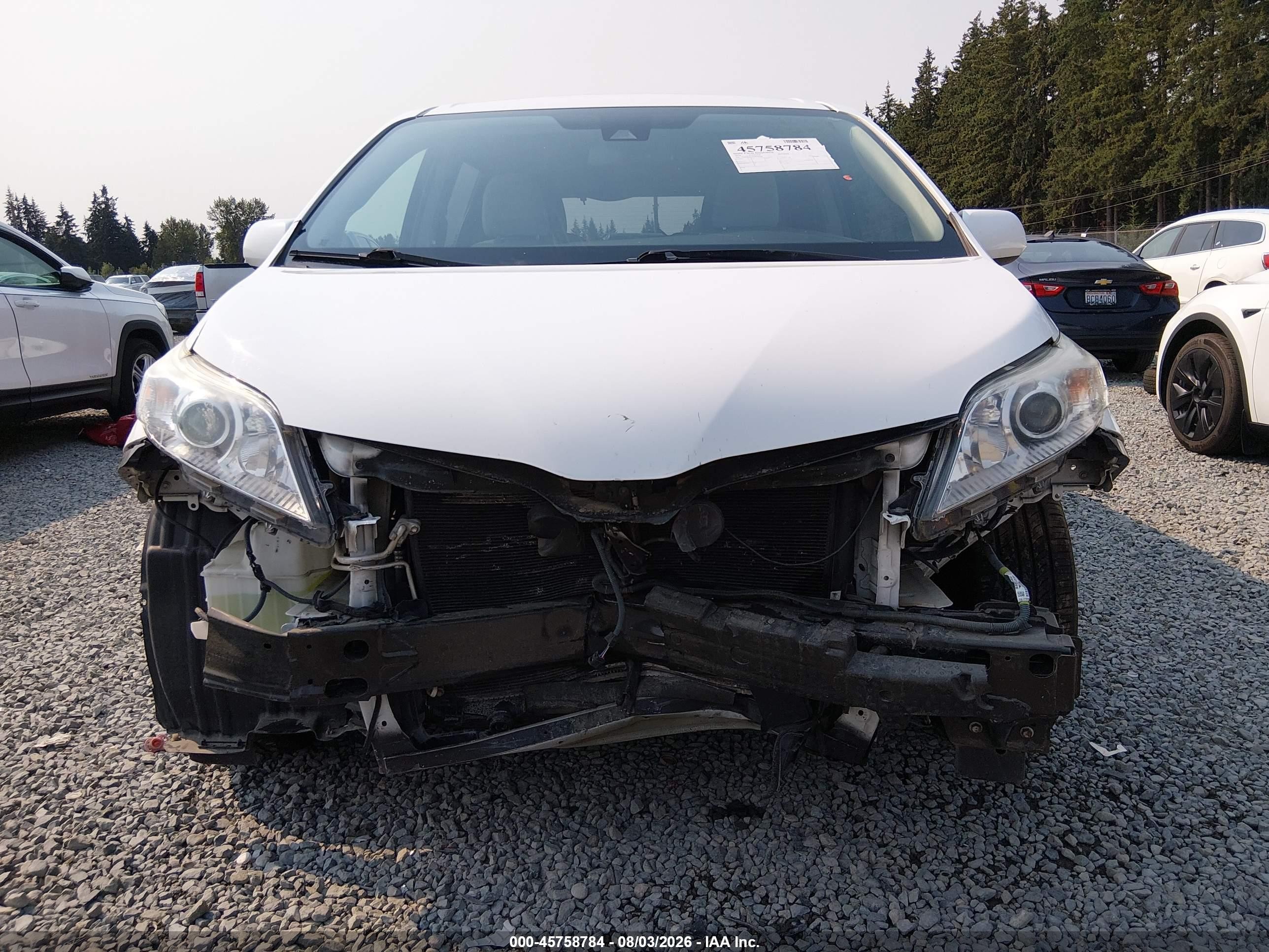 2018 Toyota Sienna Le 8-passenger White vin: 5TDKZ3DCXJS947338