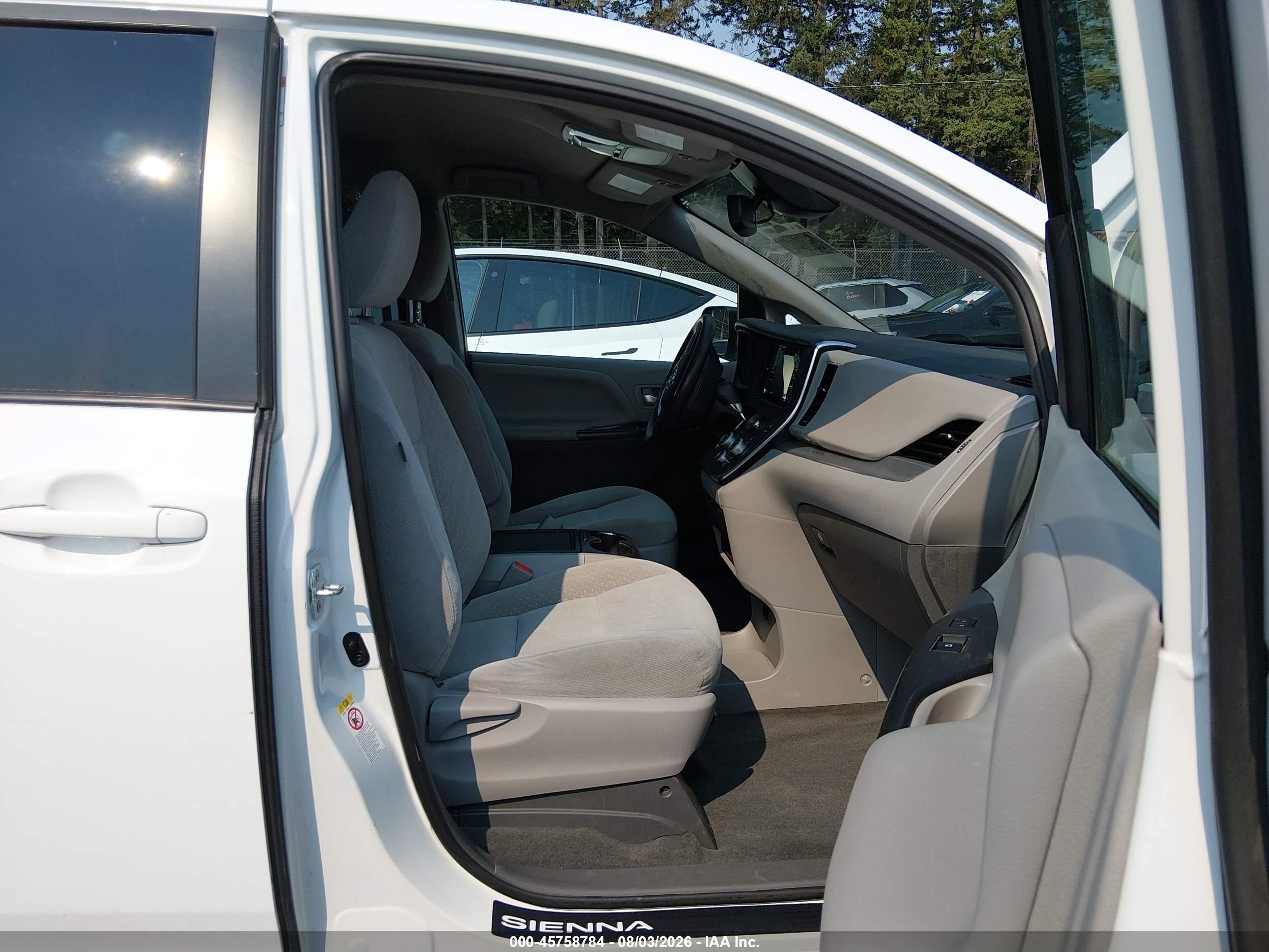 2018 Toyota Sienna Le 8-passenger White vin: 5TDKZ3DCXJS947338