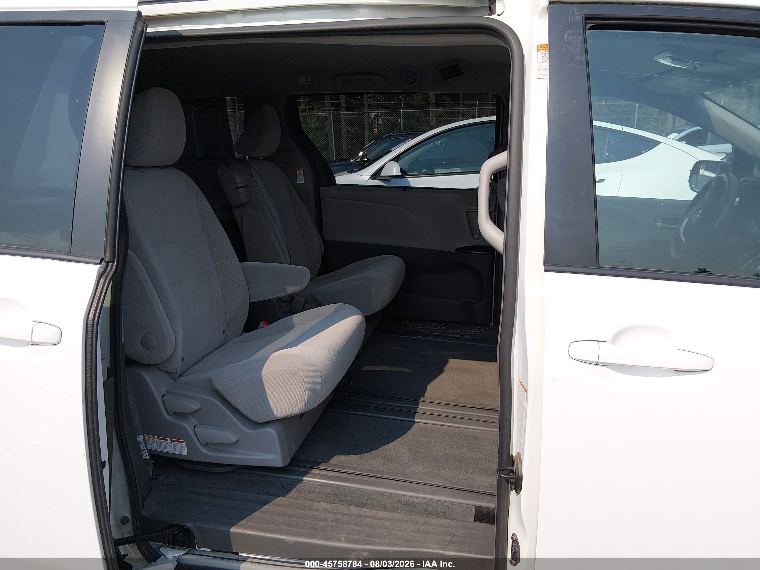 2018 Toyota Sienna Le 8-passenger White vin: 5TDKZ3DCXJS947338