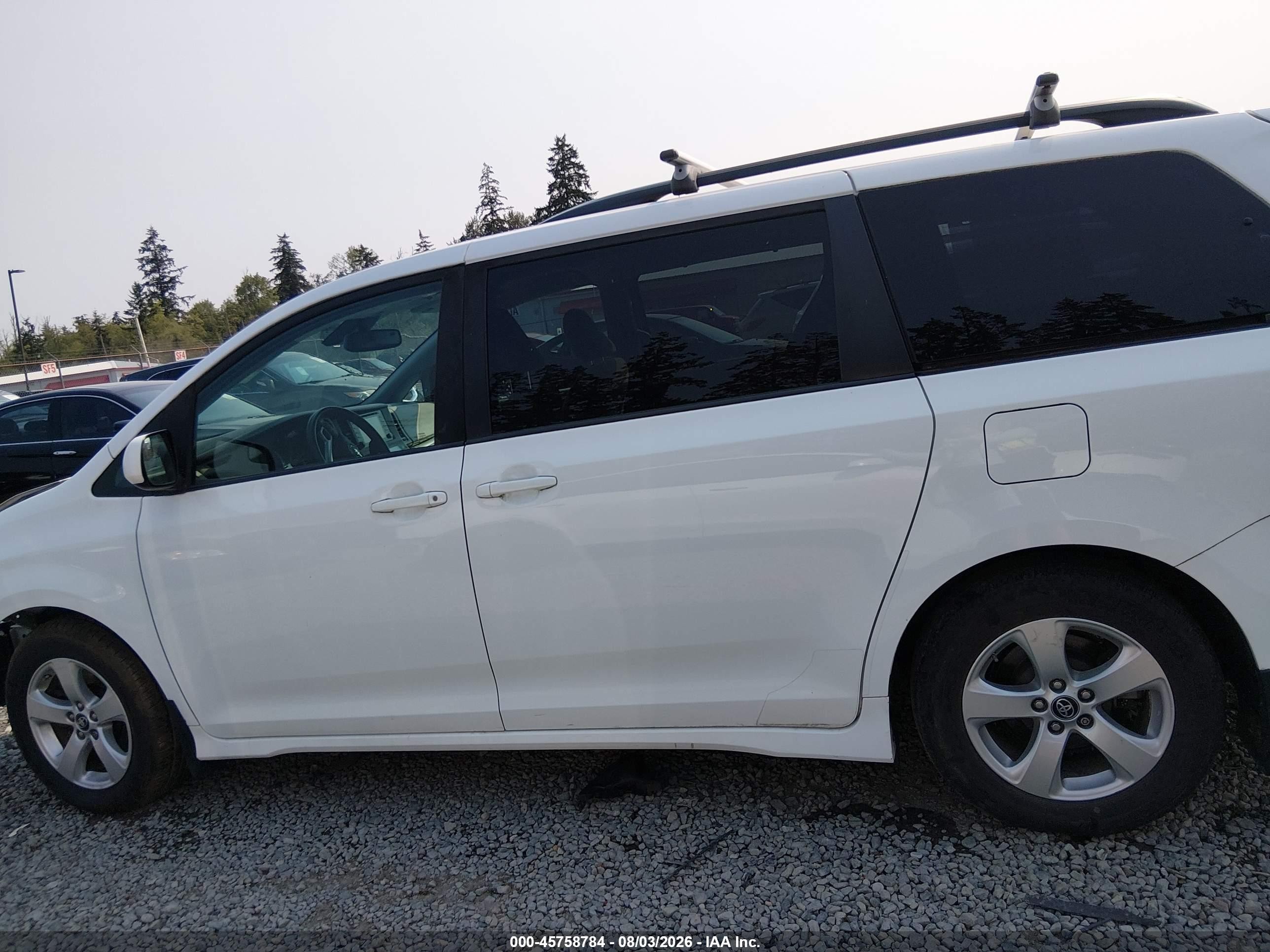 2018 Toyota Sienna Le 8-passenger White vin: 5TDKZ3DCXJS947338
