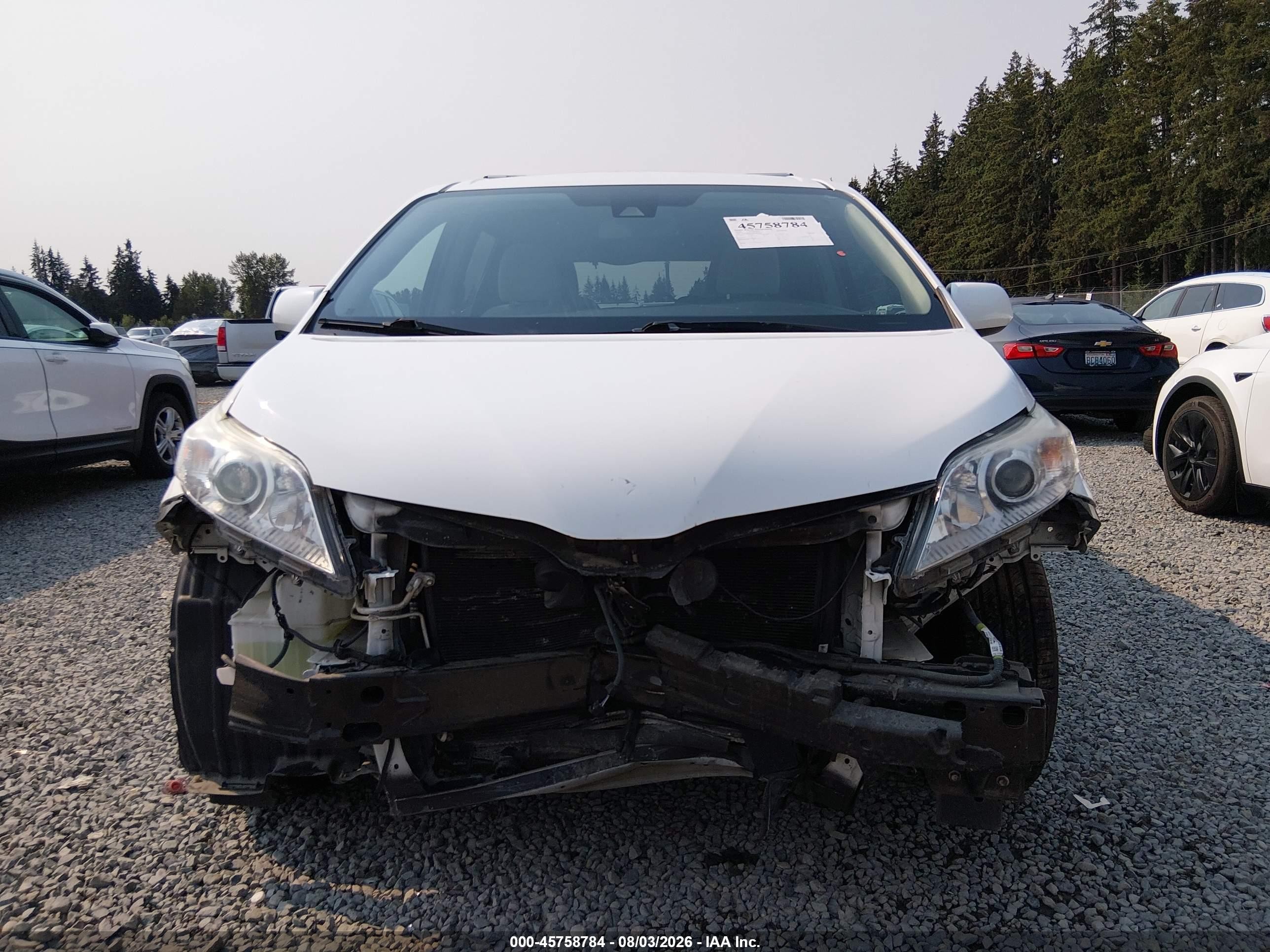 2018 Toyota Sienna Le 8-passenger White vin: 5TDKZ3DCXJS947338