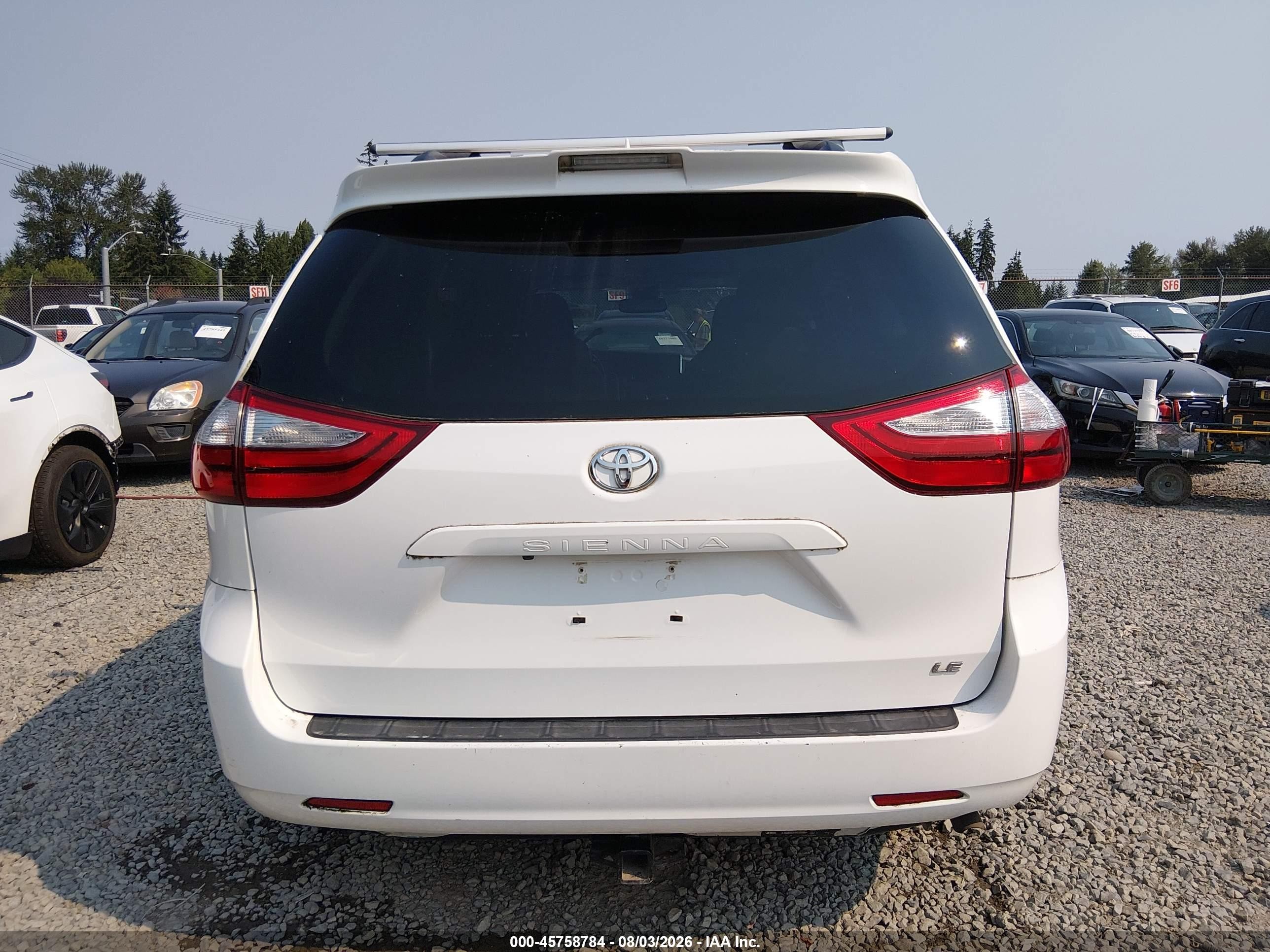 2018 Toyota Sienna Le 8-passenger White vin: 5TDKZ3DCXJS947338
