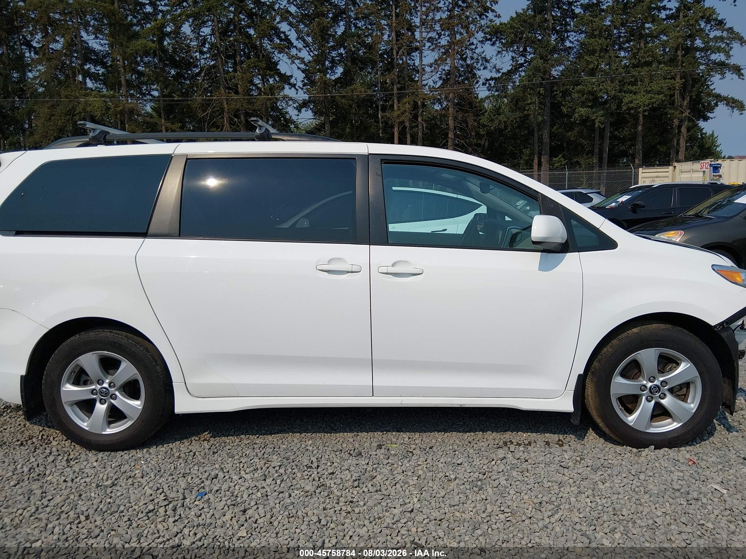 2018 Toyota Sienna Le 8-passenger White vin: 5TDKZ3DCXJS947338