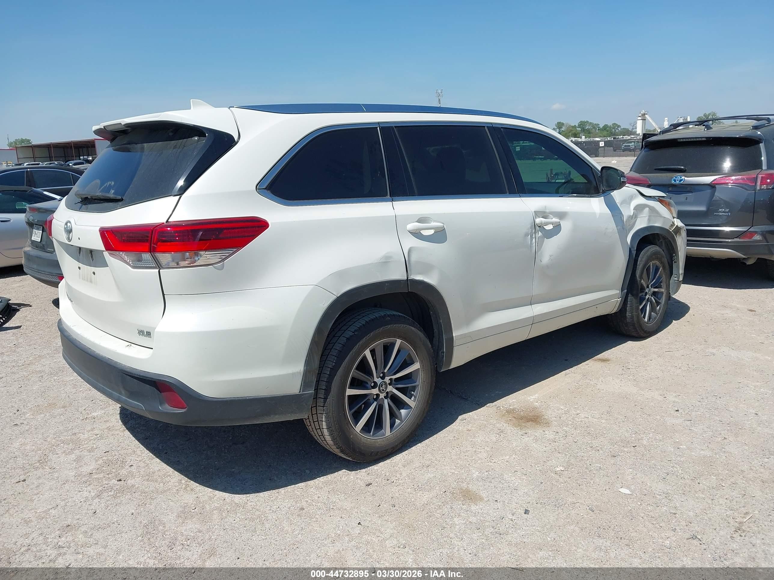 2017 Toyota Highlander Xle White vin: 5TDKZRFH0HS517470