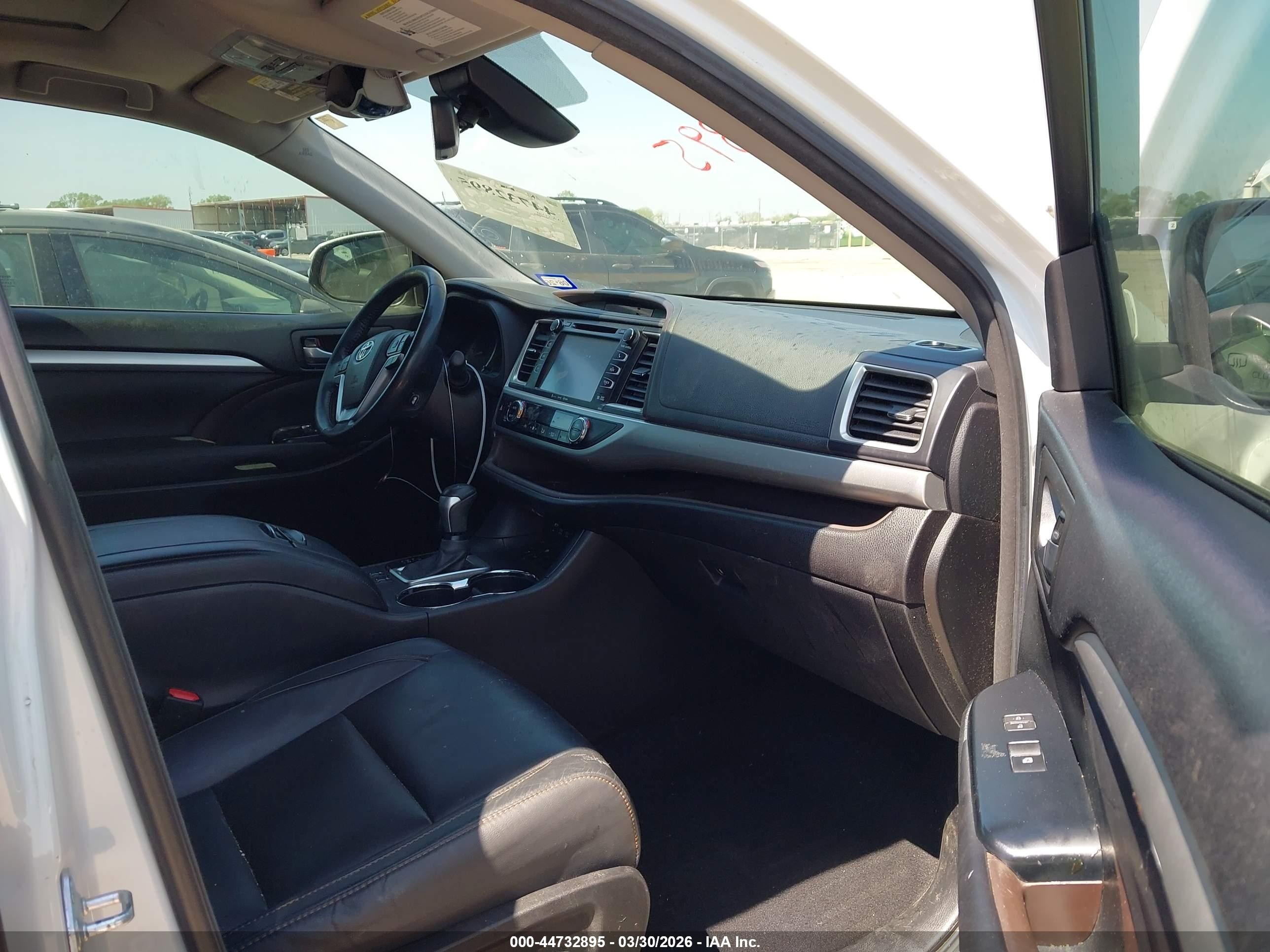 2017 Toyota Highlander Xle White vin: 5TDKZRFH0HS517470