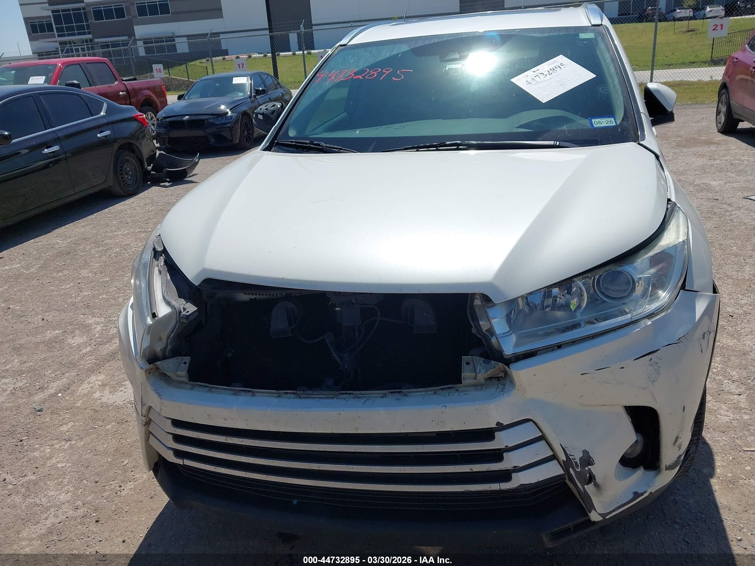 2017 Toyota Highlander Xle White vin: 5TDKZRFH0HS517470