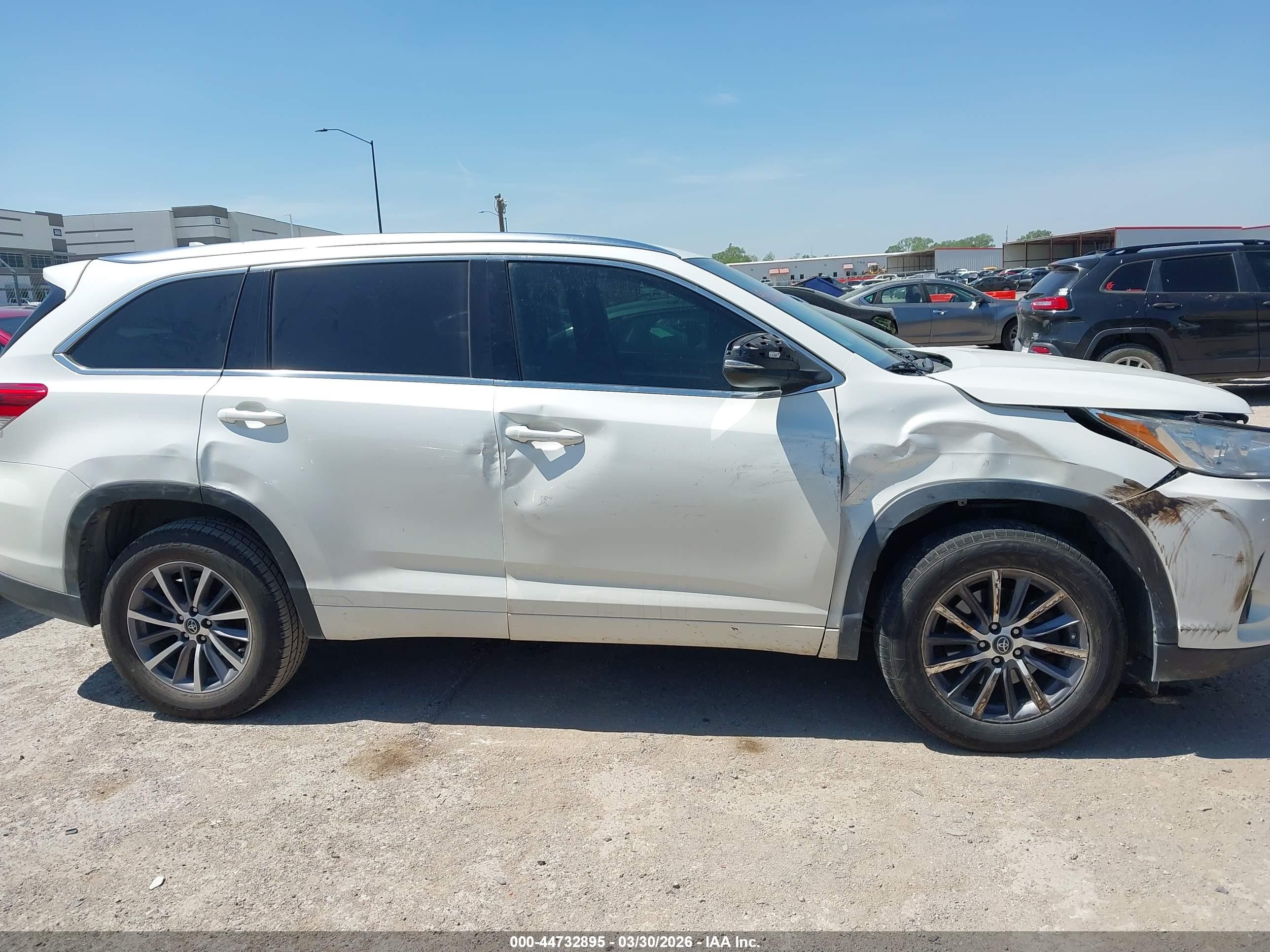 2017 Toyota Highlander Xle White vin: 5TDKZRFH0HS517470