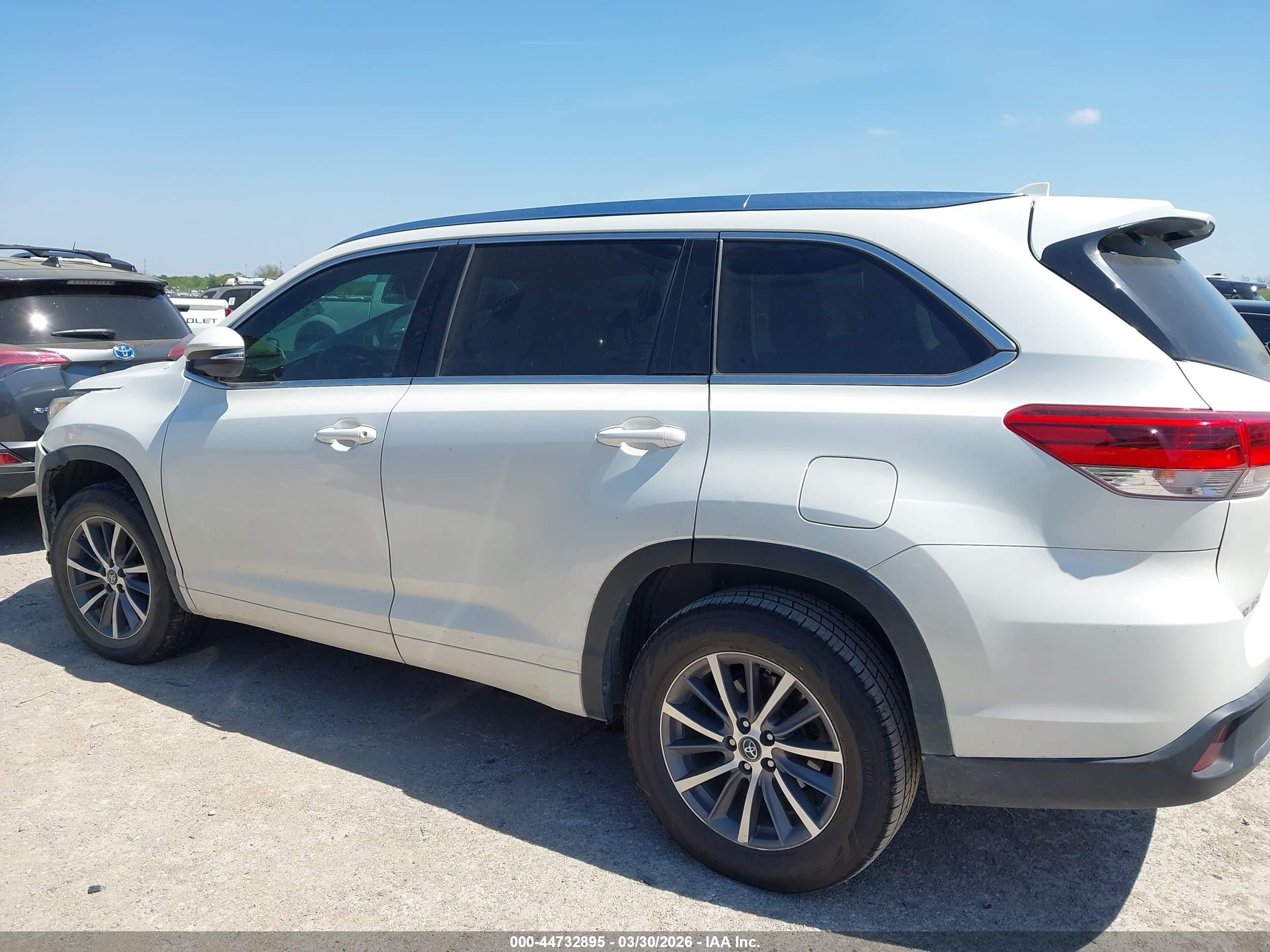 2017 Toyota Highlander Xle White vin: 5TDKZRFH0HS517470