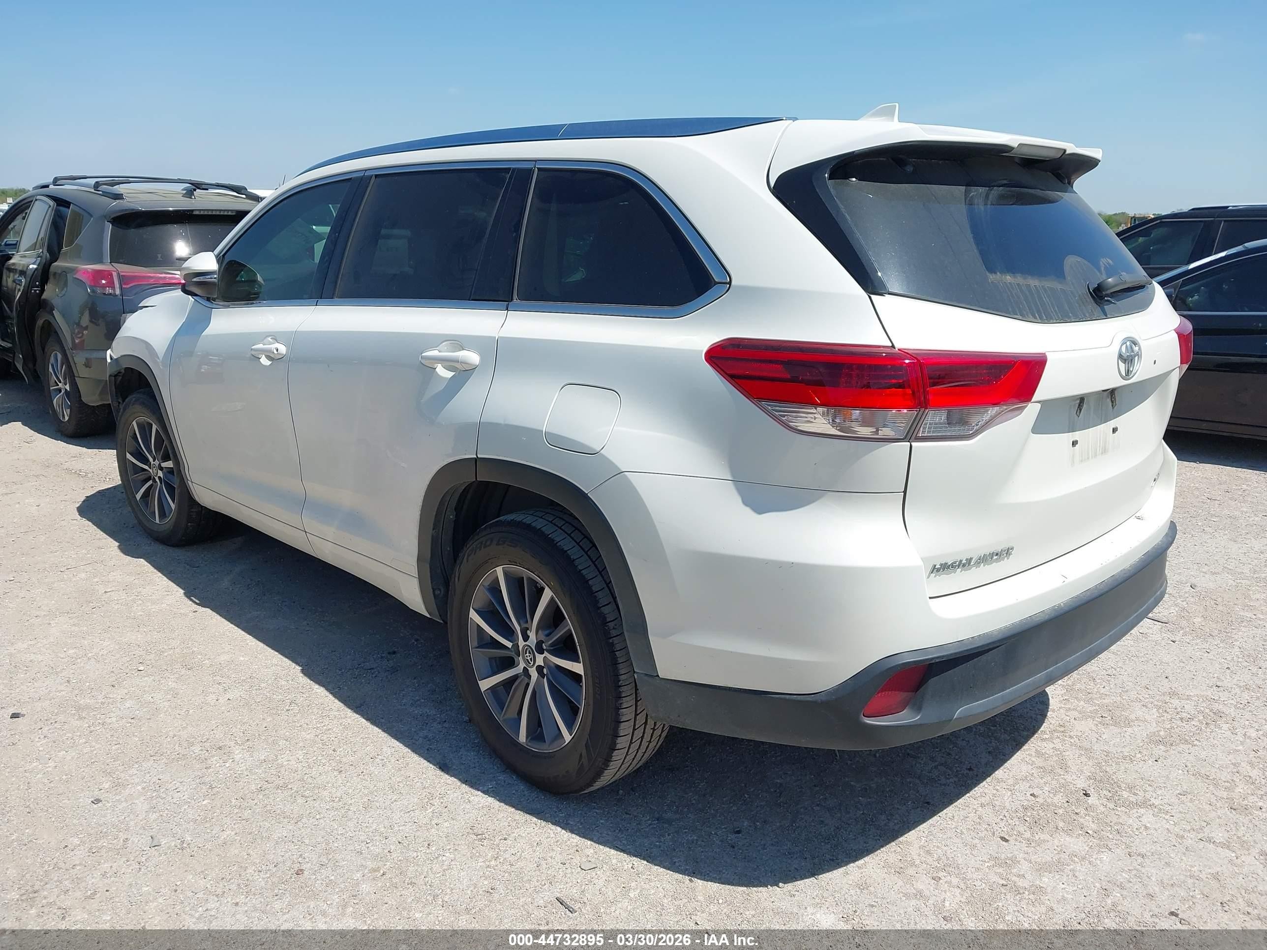 2017 Toyota Highlander Xle White vin: 5TDKZRFH0HS517470