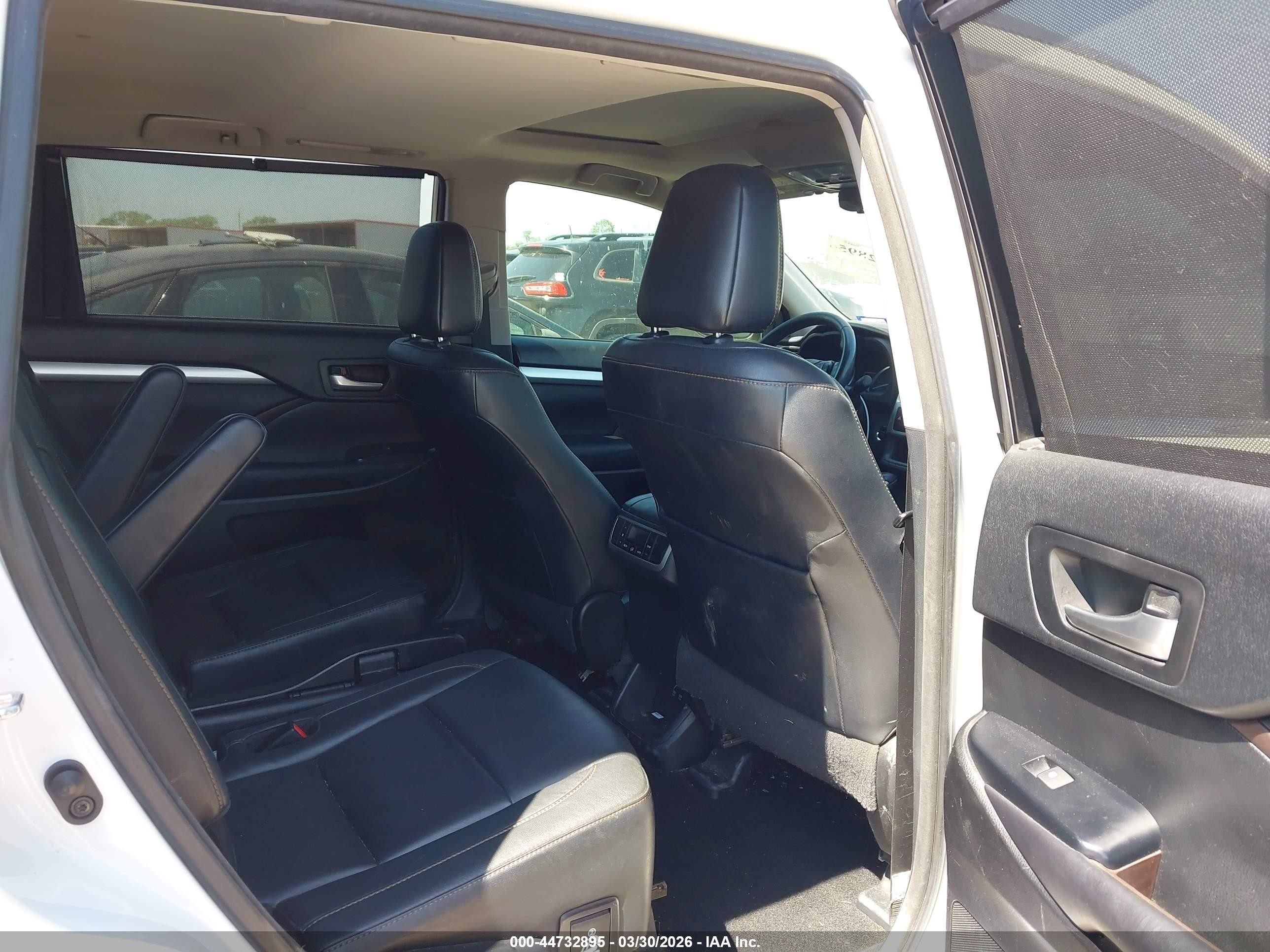 2017 Toyota Highlander Xle White vin: 5TDKZRFH0HS517470
