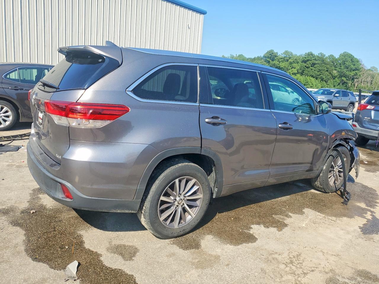 2018 Toyota Highlander Xle Gray vin: 5TDKZRFH1JS534784