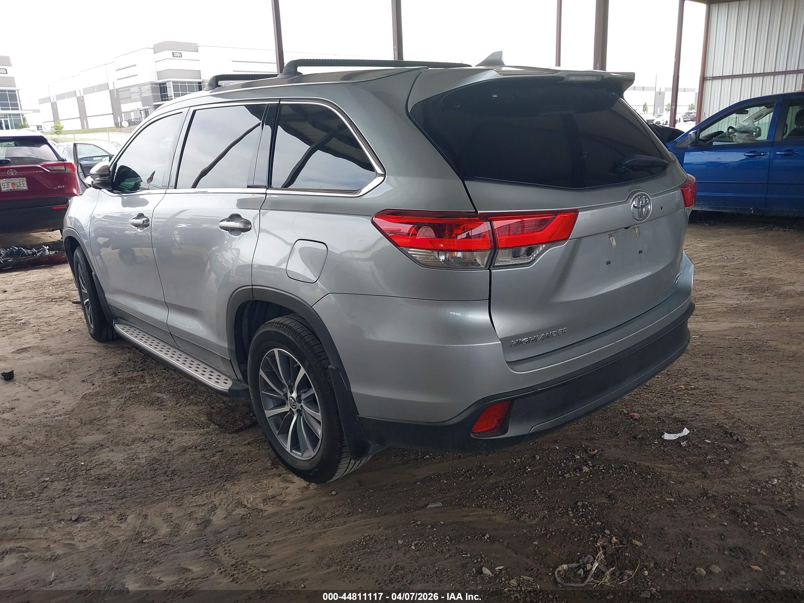 2019 Toyota Highlander Xle Серебряный vin: 5TDKZRFH1KS348650