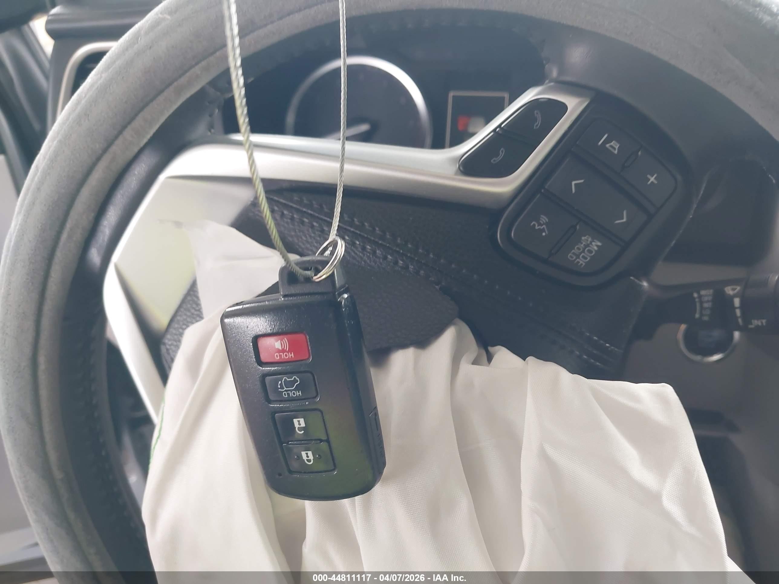 2019 Toyota Highlander Xle Серебряный vin: 5TDKZRFH1KS348650