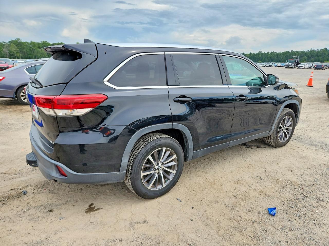 2019 Toyota Highlander Xle Black vin: 5TDKZRFH1KS561811