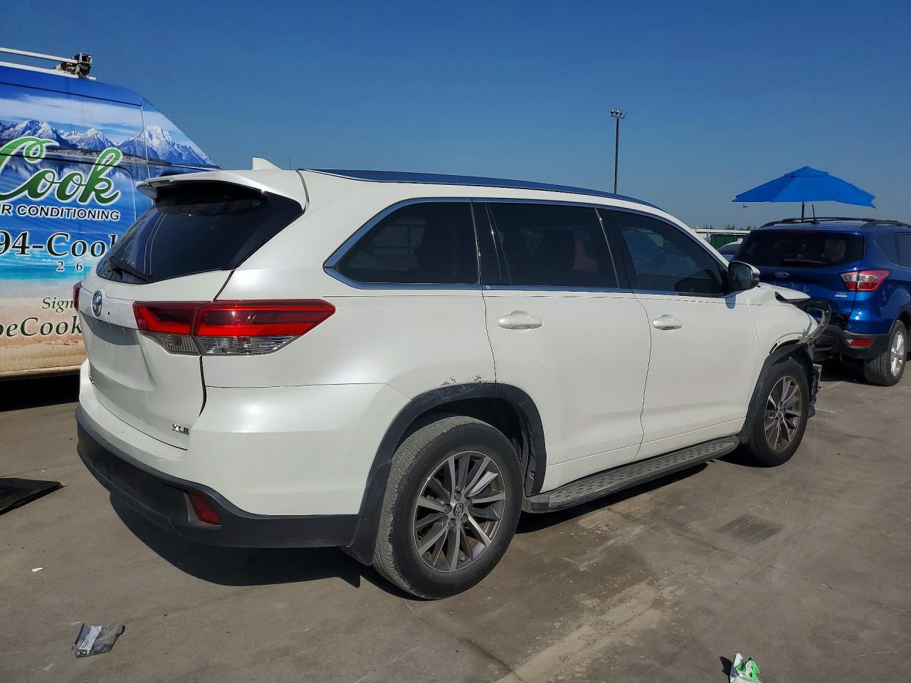 2017 Toyota Highlander Xle White vin: 5TDKZRFH2HS520919